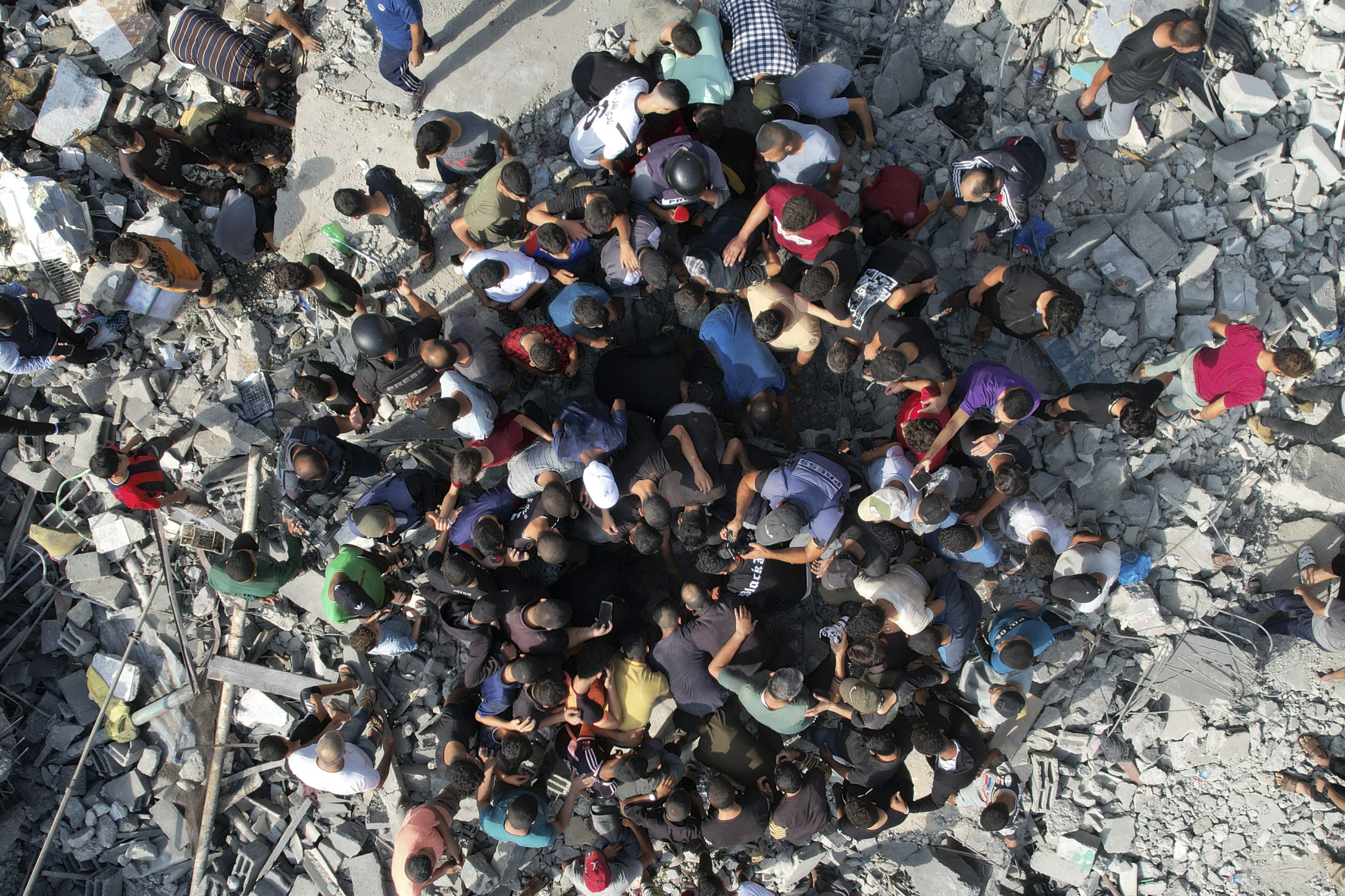 Palestinians look for survivors of the Israeli bombardment in the Maghazi refugee camp in the Gaza Strip on Sunday, Nov. 5, 2023. (AP Photo/Hatem Moussa)

Associated Press/LaPresse
Only Italy and Spain