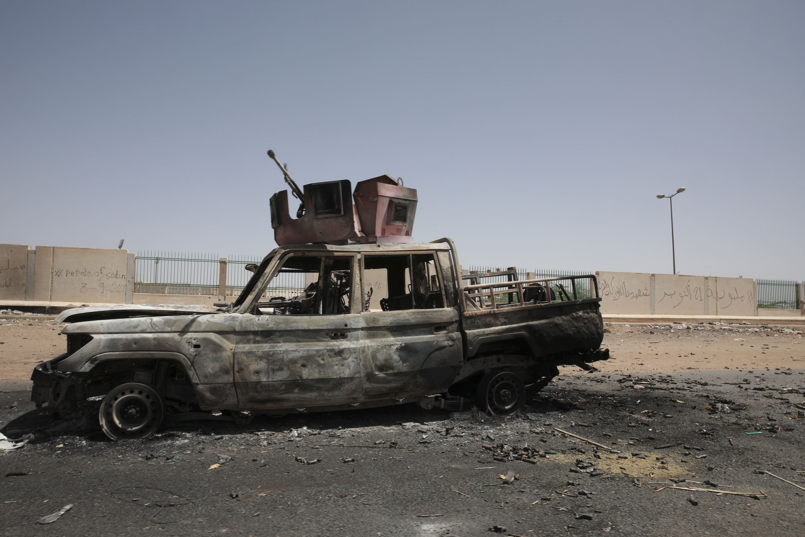 A destroyed military vehicle is seen in southern in Khartoum, Sudan, on April 20, 2023. The latest attempt at a cease-fire between the rival Sudanese forces faltered as gunfire rattled the capital of Khartoum. Through the night and into the next morning, gunfire could be heard almost constantly across Khartoum. (AP Photo/Marwan Ali)

Associated Press/LaPresse
Only Italy and Spain