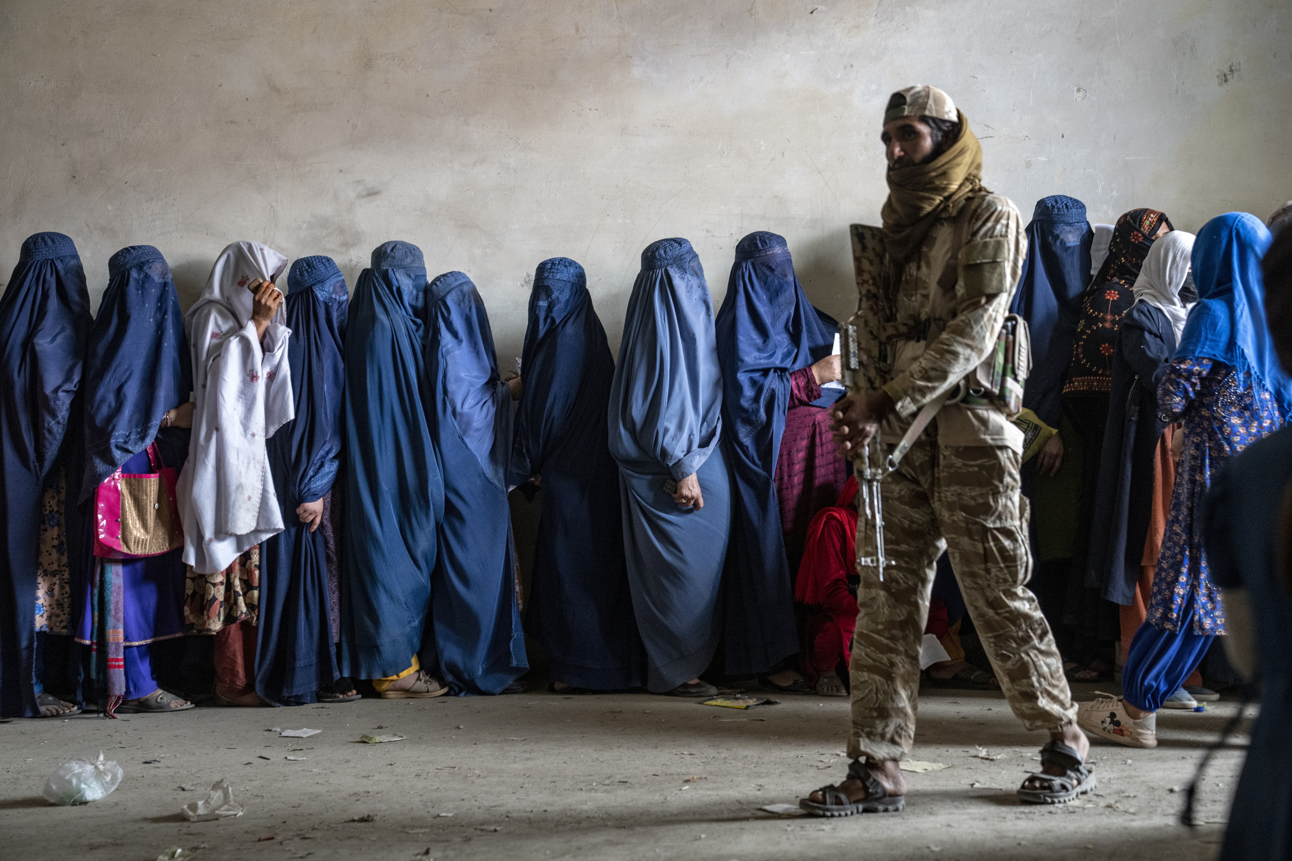 A Taliban fighter stands guard as women wait to receive food rations distributed by a humanitarian aid group, in Kabul, Afghanistan, on May 23, 2023. (AP Photo/Ebrahim Noroozi)

Associated Press/LaPresse
Only Italy and Spain