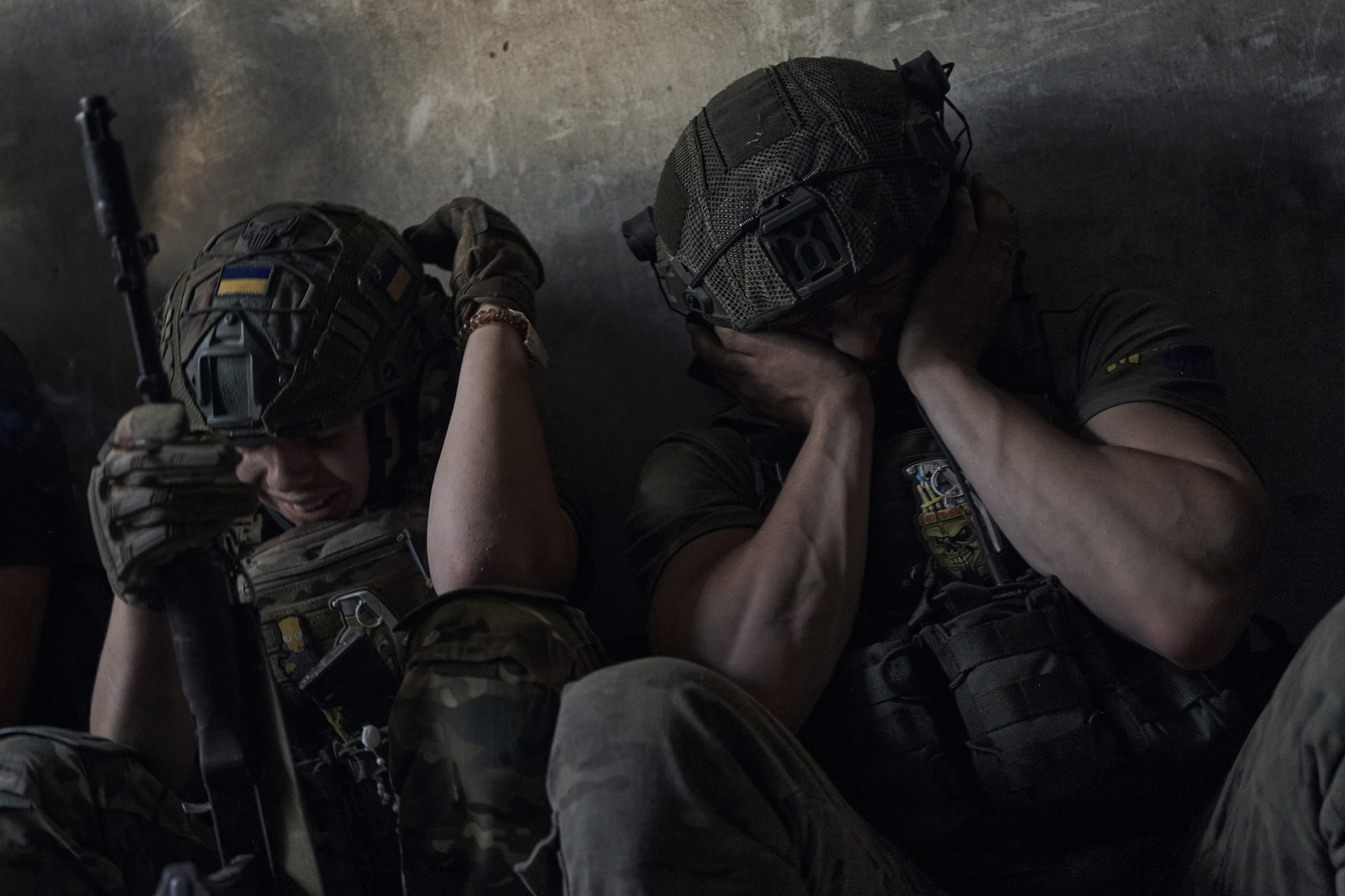 Ukrainian soldiers cover their ears to protect from the Russian tank shelling in a shelter on the frontline in the Zaporizhzhia region, Ukraine, on July 2, 2023. (AP Photo/Libkos)

Associated Press/LaPresse
Only Italy and Spain