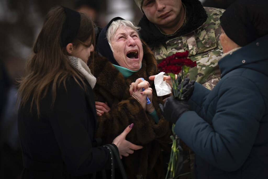 Guerra in Ucraina: Nina Nikiforovа, 80 anni, piange per la morte del figlio Volodymyr (AP Photo/Emilio Morenatti).