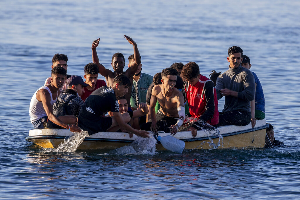 I migranti arrivano nell'enclave spagnola di Ceuta, vicino al confine tra Marocco e Spagna, mercoledì 19 maggio 2021. (AP Photo/Bernat Armangue)
