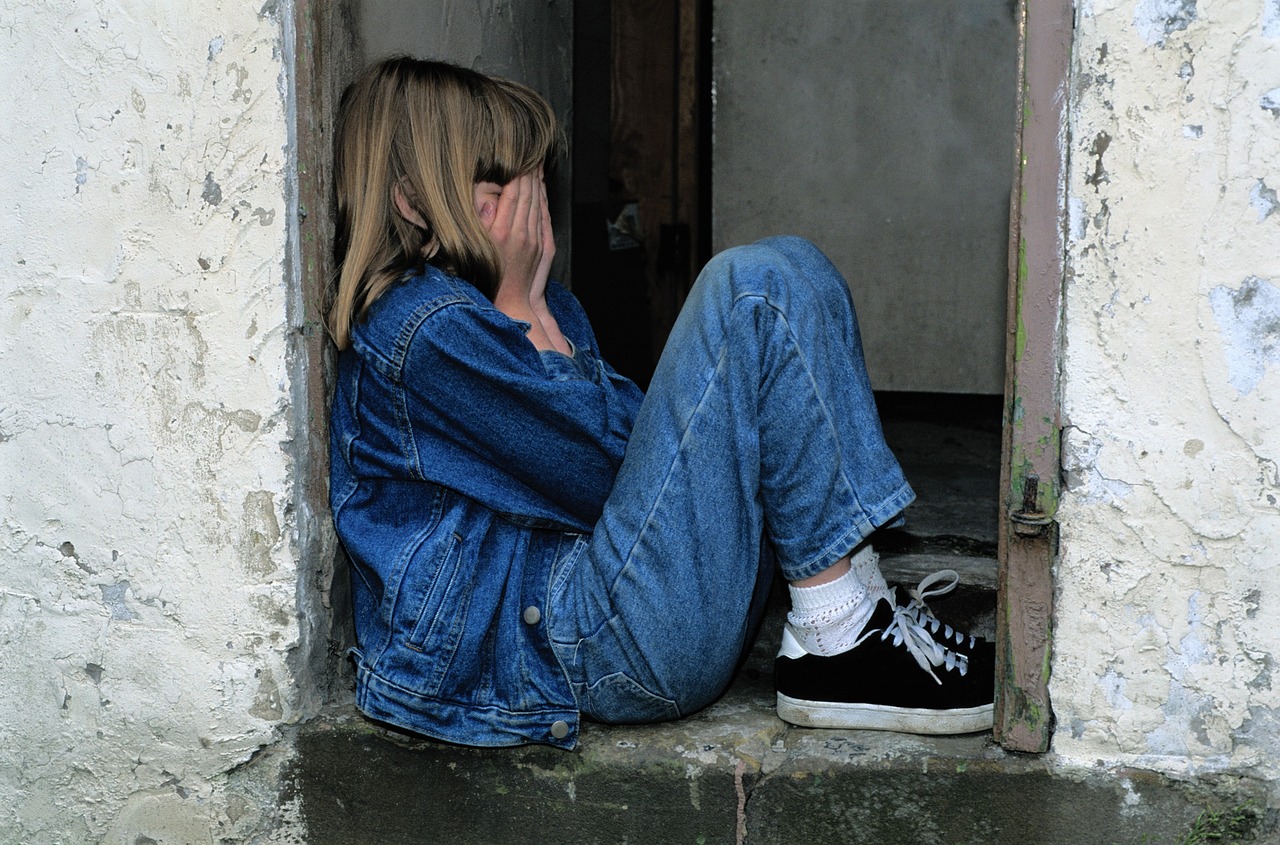 Bambina triste e preoccupata, foto Pixabay