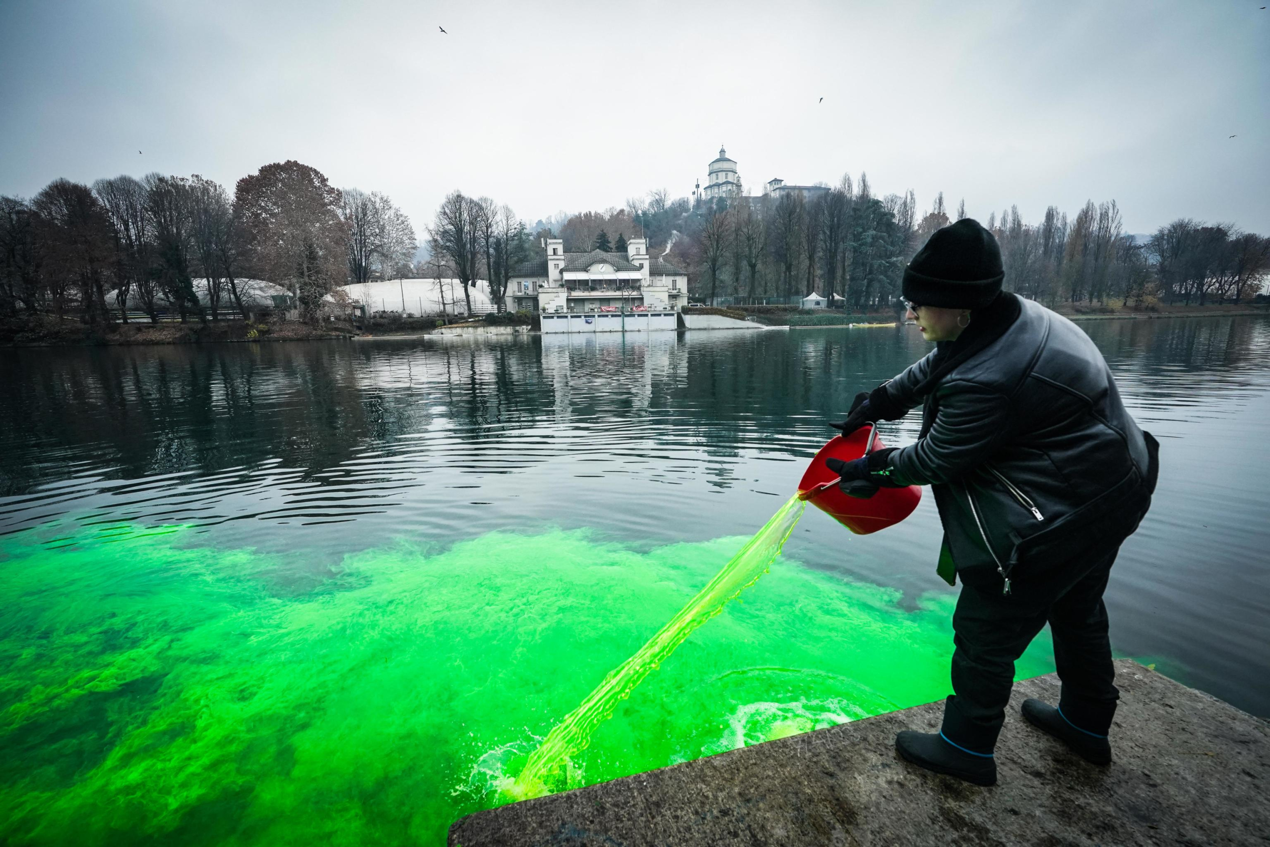 Gli attivisti di Extinction Rebellion colorano le acque del fiume Po con vernice contro i cambiamenti climatici. Torino 09 dicembre 2023 ANSA/TINO ROMANO