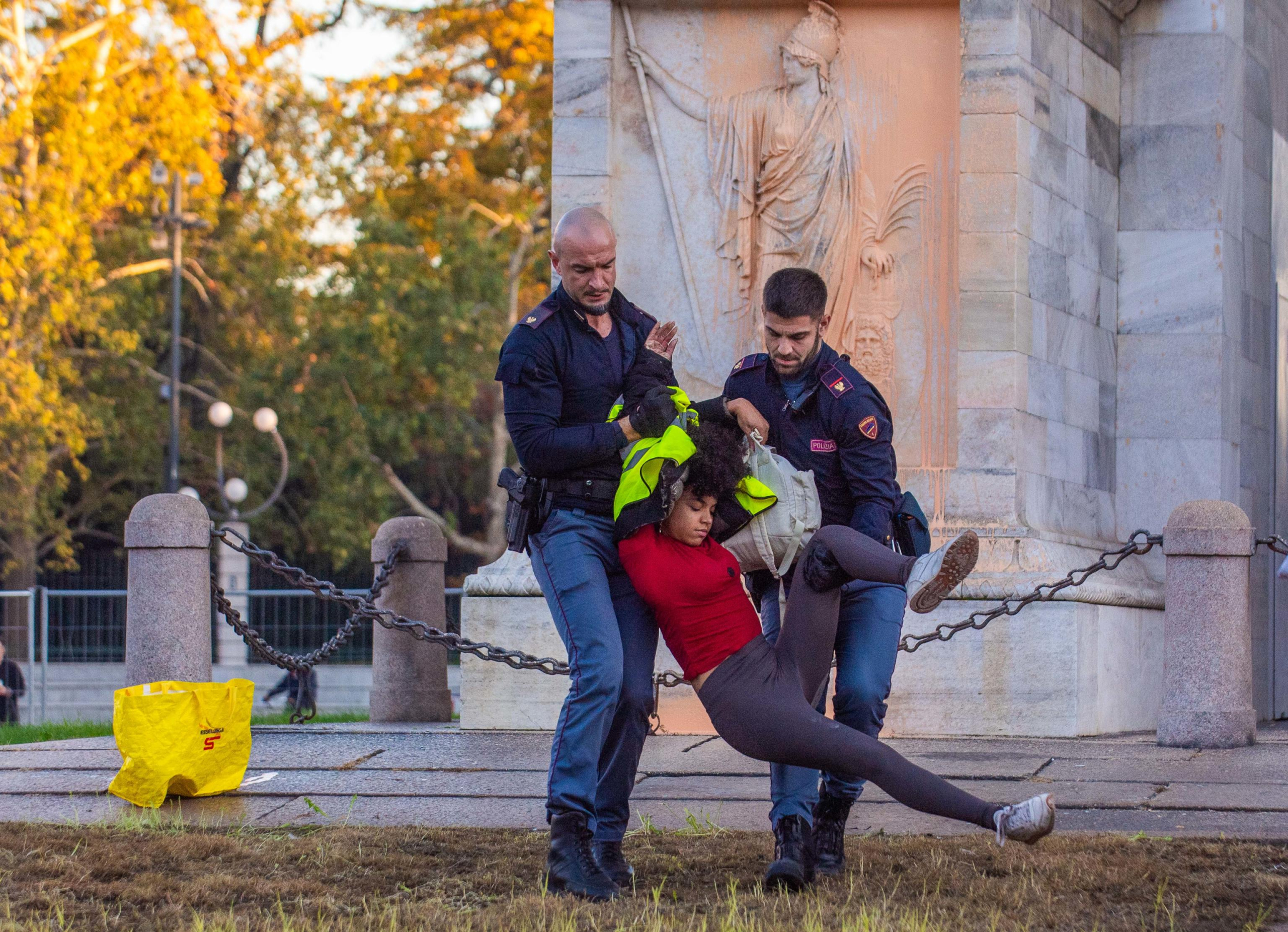 Attivisti di 'Ultima Generazione' imbrattano monumento Arco Della Pace, Milano, 15 novembre 2023. Foto: Ansa/Andrea Fasani