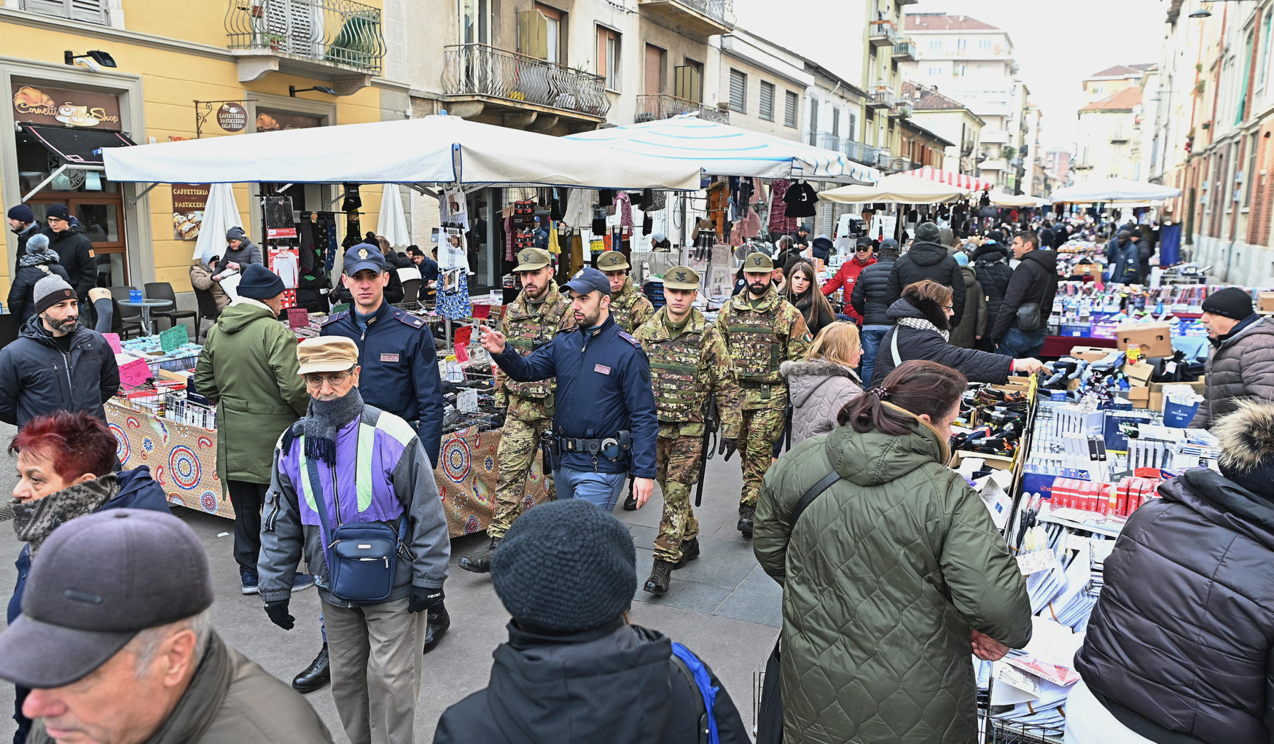 Torino: Operazione strade sicure, a Barriera di Milano arriva l'Esercito. (ANSA/ALESSANDRO DI MARCO)