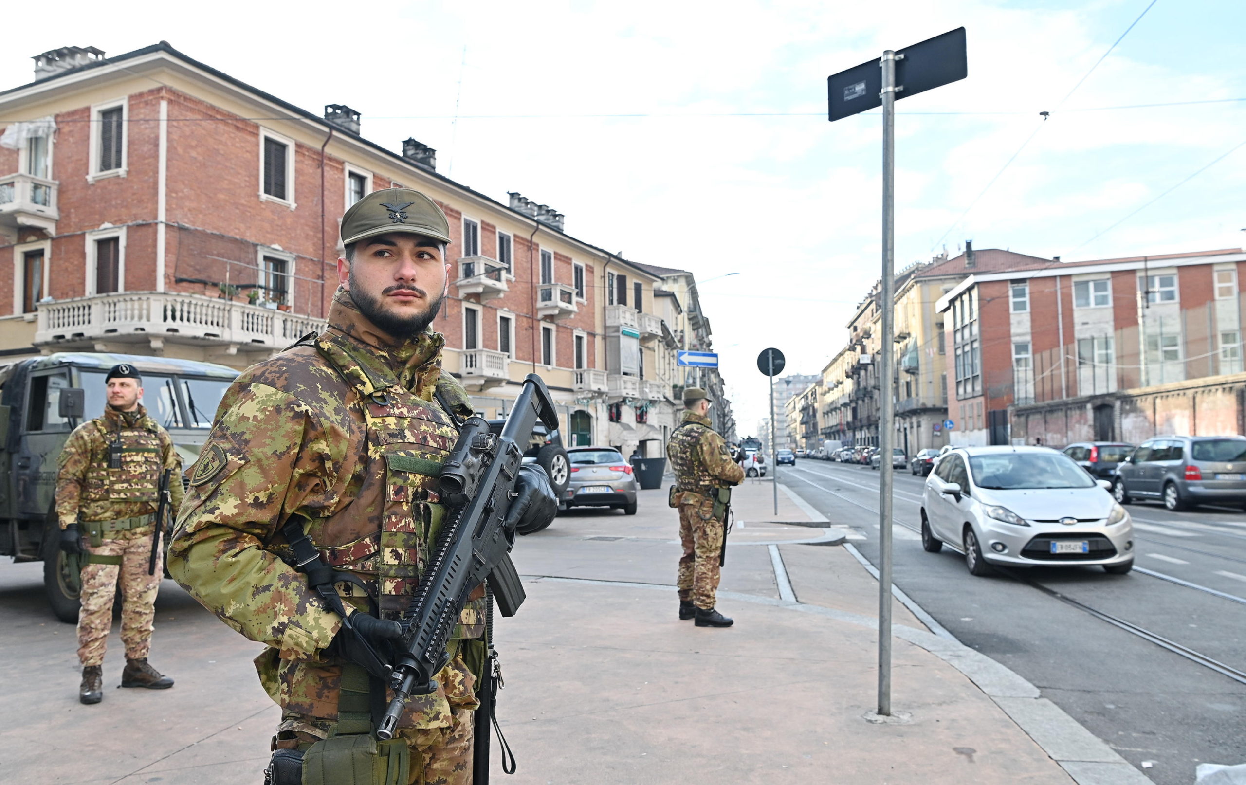 Torino: Operazione strade sicure, a Barriera di Milano arriva l'Esercito. (ANSA/ALESSANDRO DI MARCO)