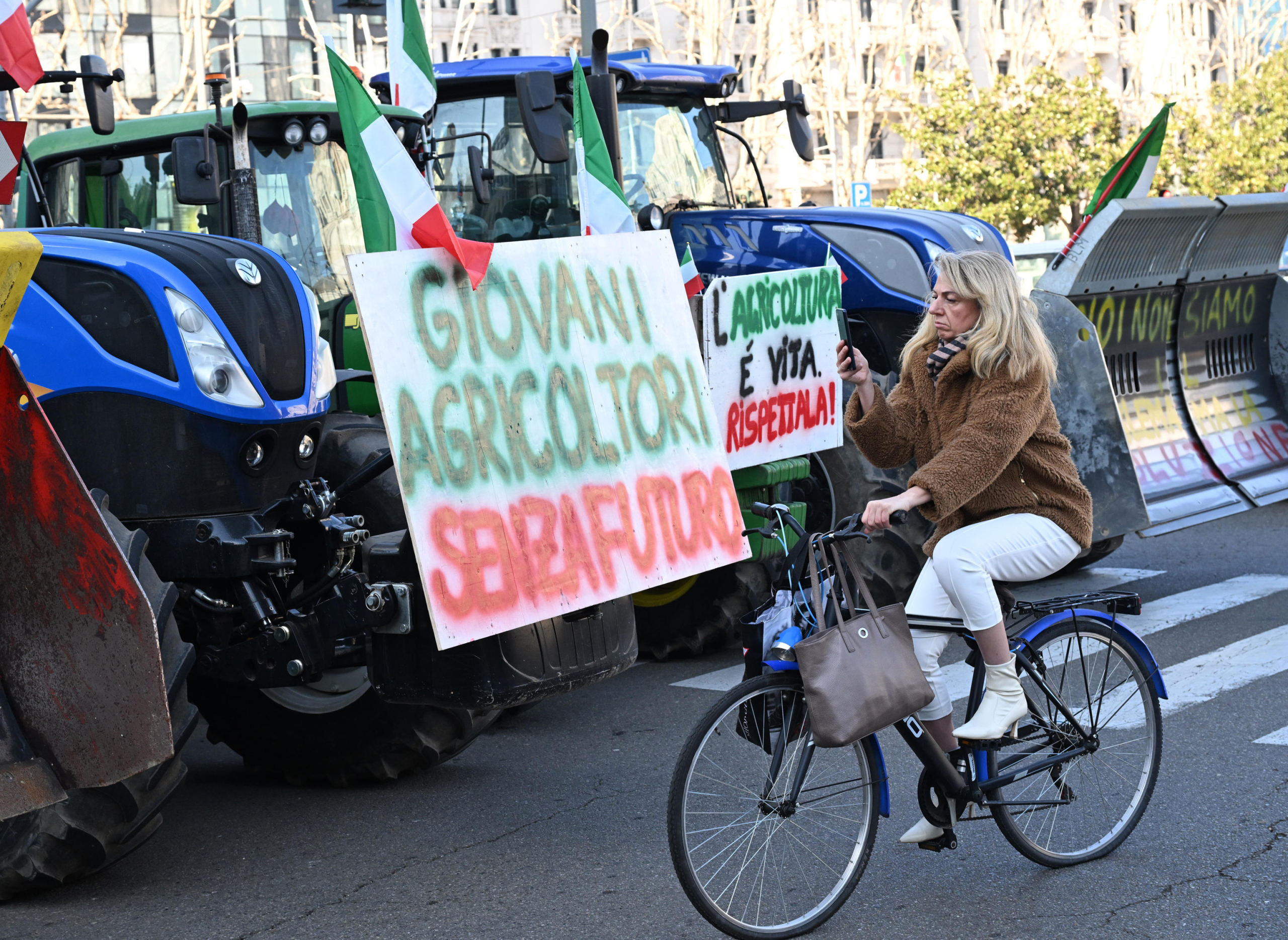 Protesta trattori: presidio al Pirellone, 'Lombardia ci aiuti'. ANSA/DANIEL DAL ZENNARO
