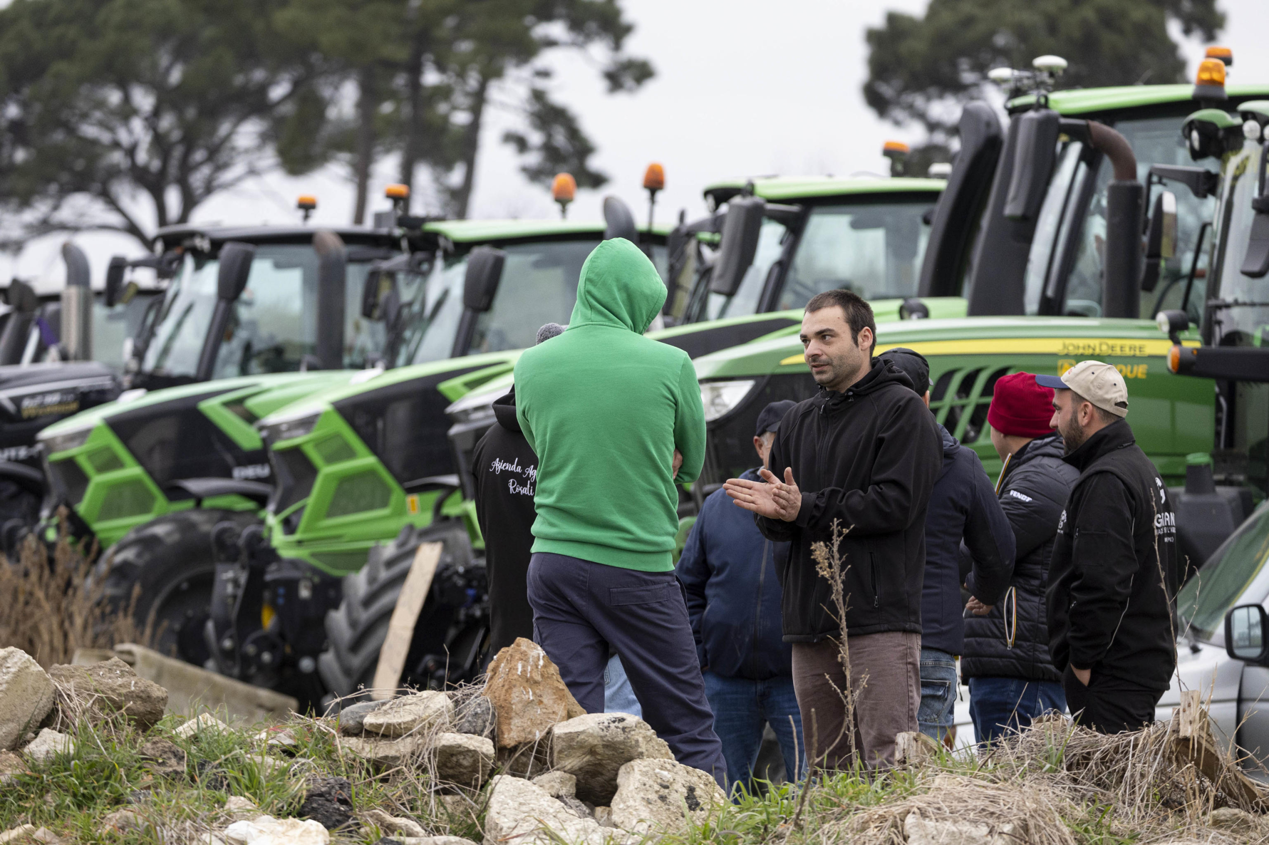 Alcuni proprietari dei trattori nel punto di ritrovo di via Nomentana, Roma, 5 febbraio 2024.
ANSA/MASSIMO PERCOSSI