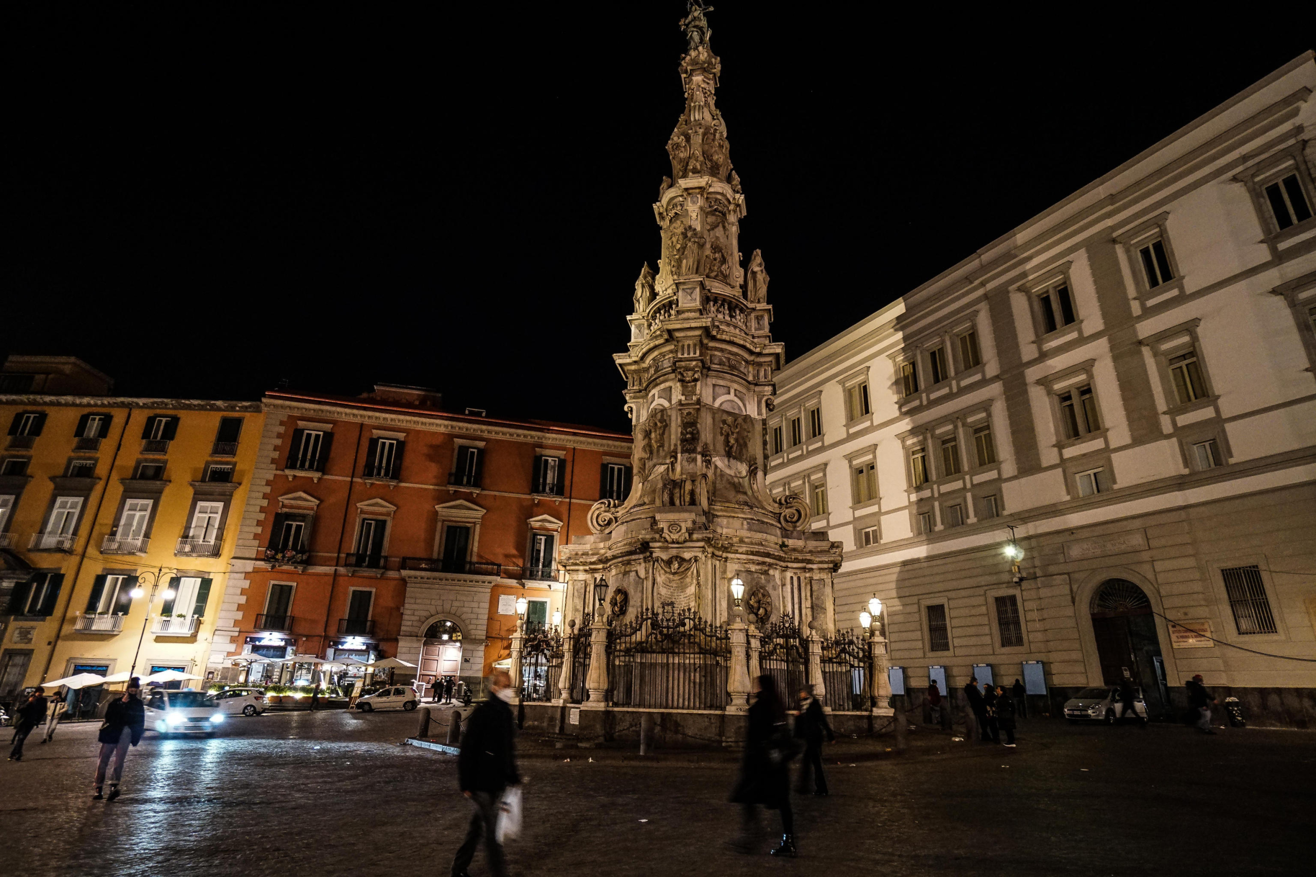 Millumino di meno, monumenti spenti per il risparmio energetico: Piazza del Gesù a Napoli, 10 Marzo 2022. ANSA/ CESARE ABBATE