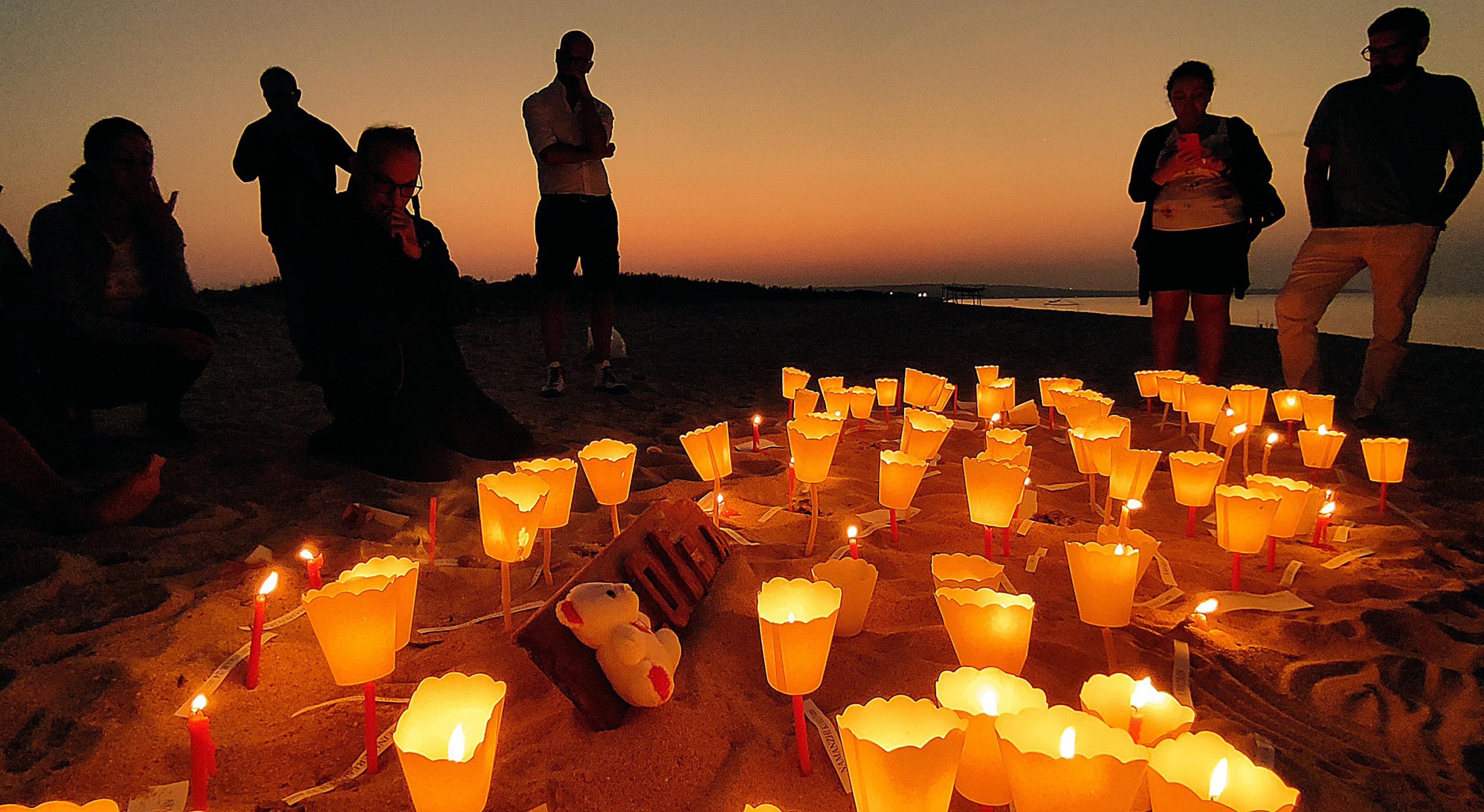 Commemorazione sulla spiaggia di Steccato di Cutro delle vittime del naufragio a sei mesi dalla tragedia, 26 agosto 2023.
ANSA/ GIUSEPPE PIPITA