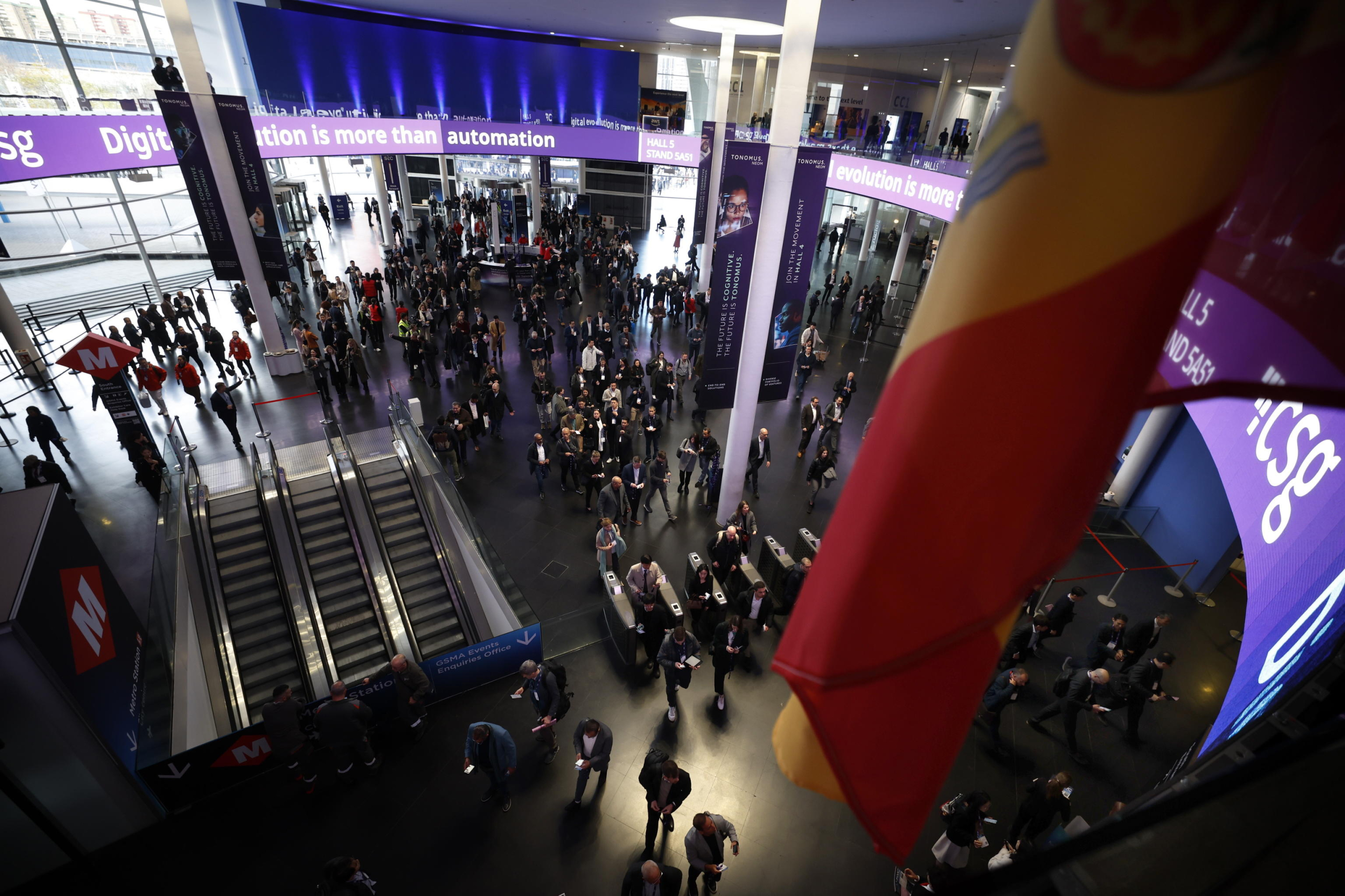 epa11182154 Visitors walk the hall prior to the inauguration event of the Mobile World Congress (MWC 2024) in Barcelona, Catalonia, north-eastern Spain, 26 February 2024. MWC Barcelona, the largest event for the connectivity ecosystem, will run from 26 to 29 February.  EPA/QUIQUE GARCIA