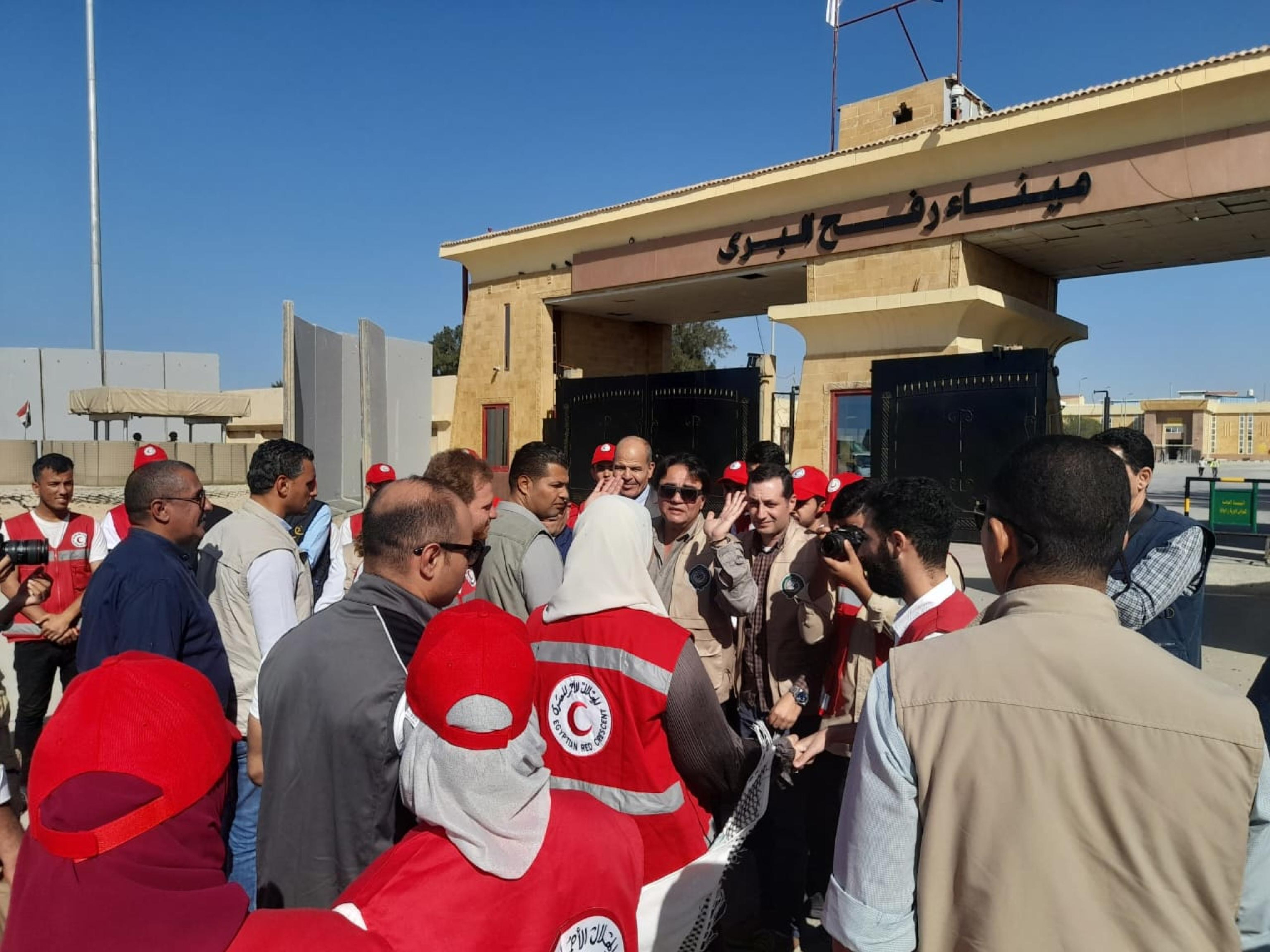 Nevine Al-Qabbaj, ministro della Solidarietà Sociale, accompagnato da Hisham Al-Kholy, vicegovernatore del Nord Sinai, ha ispezionato i camion umanitari davanti al valico di Rafah nel Nord Sinai e i magazzini degli aiuti nella città di Al-Arish e hanno visitato i palestinesi feriti. Il ministro ha confermato la consegna di circa 30.000 tonnellate di aiuti umanitari e di soccorso alla Striscia di Gaza, di cui 16.000 tonnellate dallo Stato egiziano, 10.000 tonnellate da organizzazioni e agenzie internazionali e 4.000 tonnellate da diversi paesi arabi e stranieri. ANSA/UFFICIO DELL'INFORMAZIONE EGIZIANO 