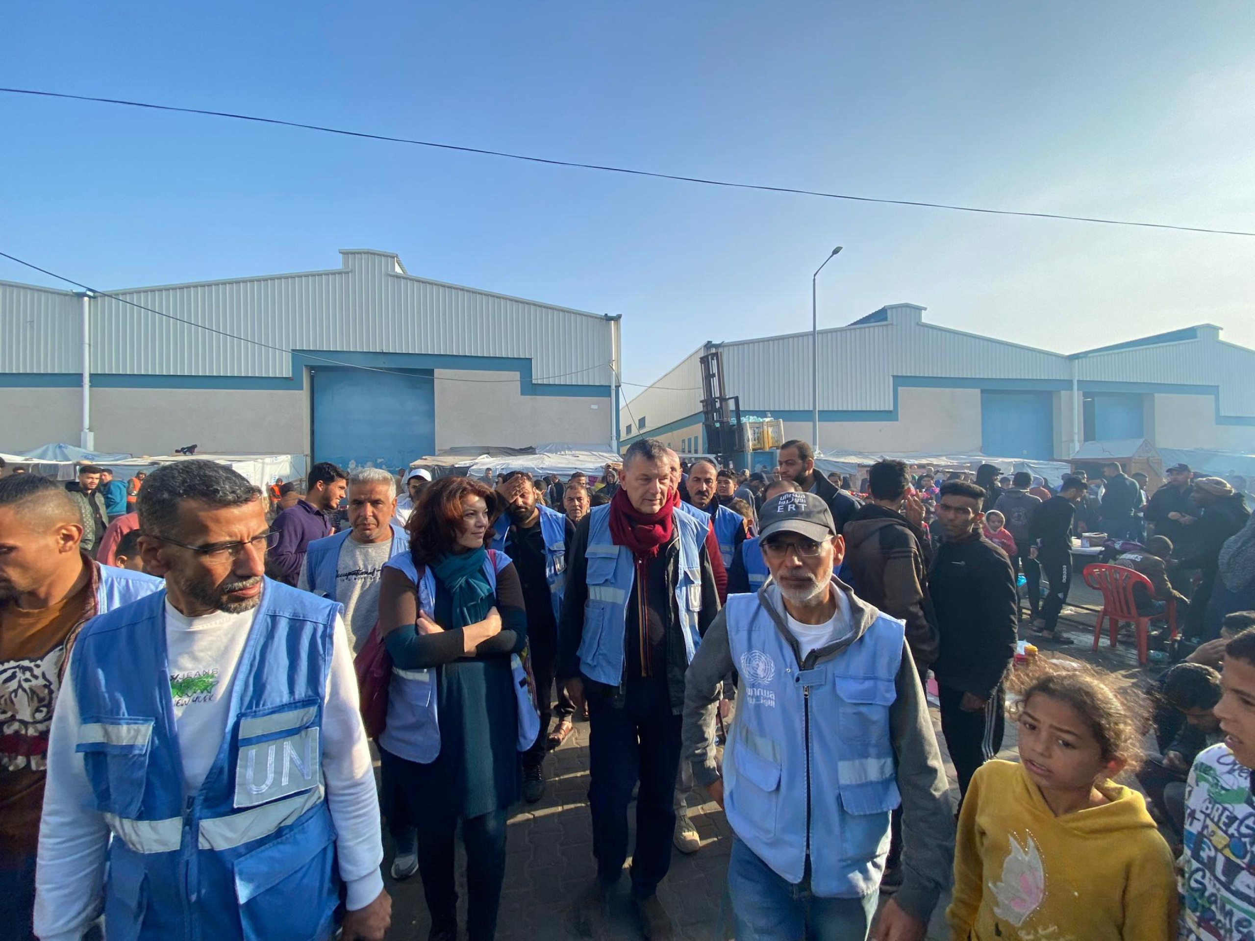 Il capo dell'agenzia delle Nazioni Unite per i rifugiati palestinesi (Unrwa) Philippe Lazzarini ha affermato, al termine di una visita notturna nella Striscia di Gaza, che i civili stanno vivendo 