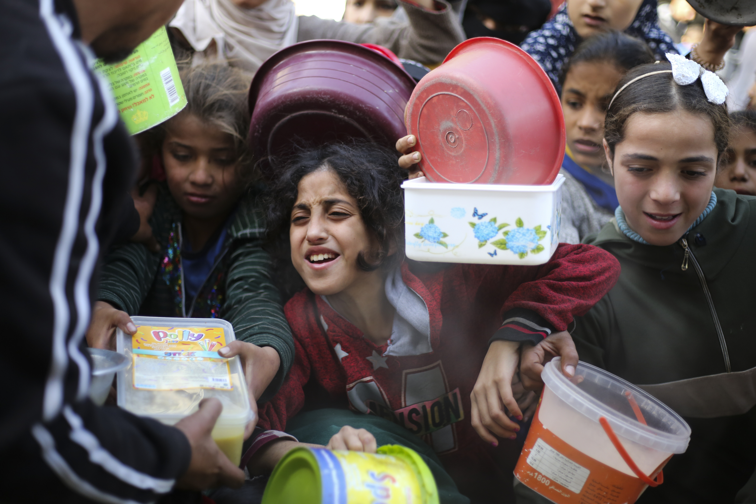 Palestinesi in fila per un pasto gratuito a Rafah, nella Striscia di Gaza nel dicembre 2023 (AP Photo/Hatem Ali)