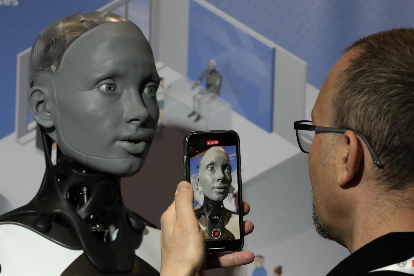 Un robot che sembra una testa umana progettato da Ameca, interagisce con i visitatori durante la Conferenza internazionale sulla robotica e l'automazione ICRA a Londra, martedì 30 maggio 2023. (AP Photo/Frank Augstein) Associated Press/LaPresse 
