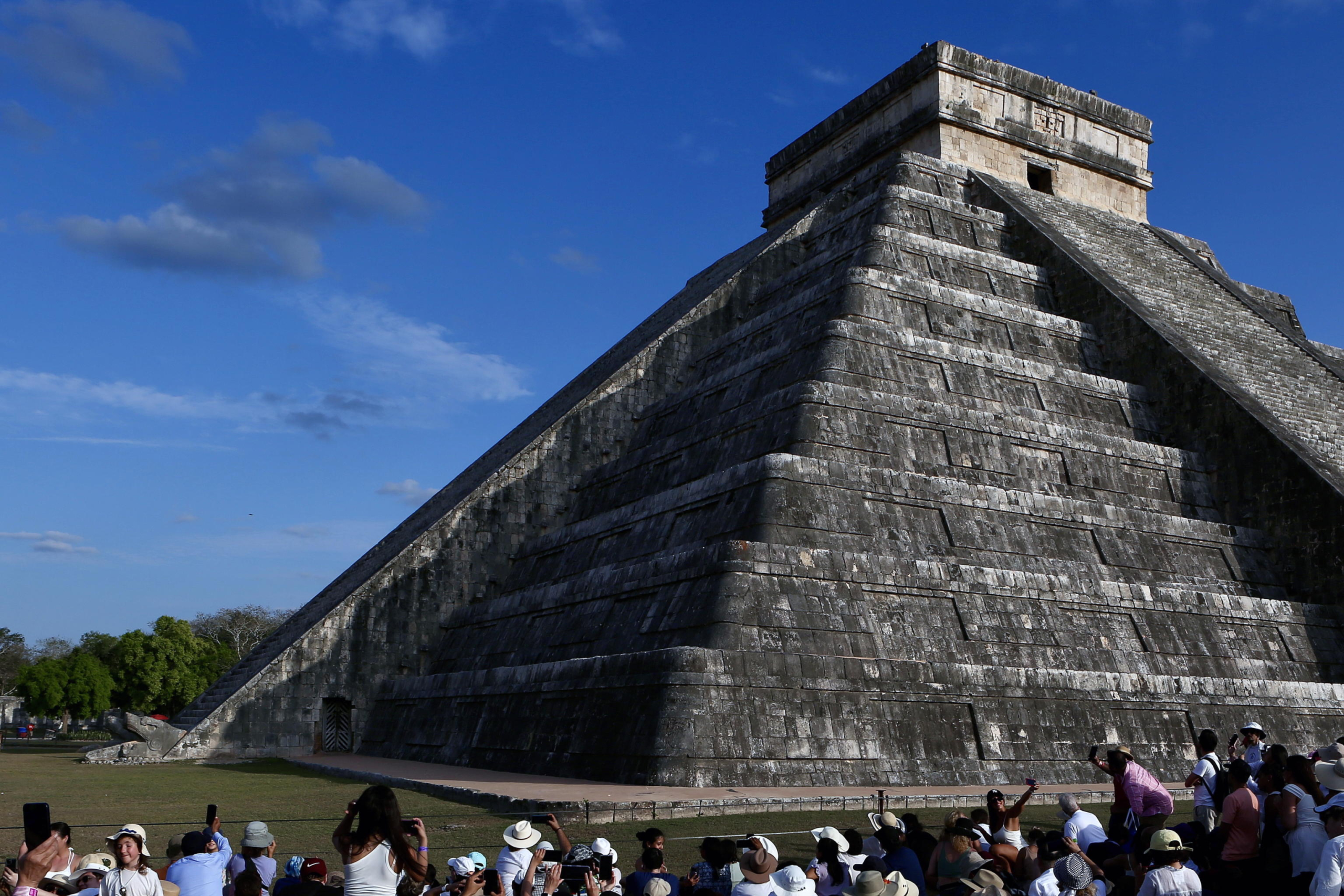 epa11235526 Tourists visit the Kukulcan pyramid in the archaeological zone of Chichen Itza in Merida, Yucatan, Mexico, 21 March 2024. More than 68,000 people visited different archaeological sites in Mexico on the occasion of the arrival of spring, with Chichen Itza, one of the wonders of the world, being the one with the greatest influx, the National Institute of Anthropology and History (INAH) reported.  EPA/Lorenzo Hernández