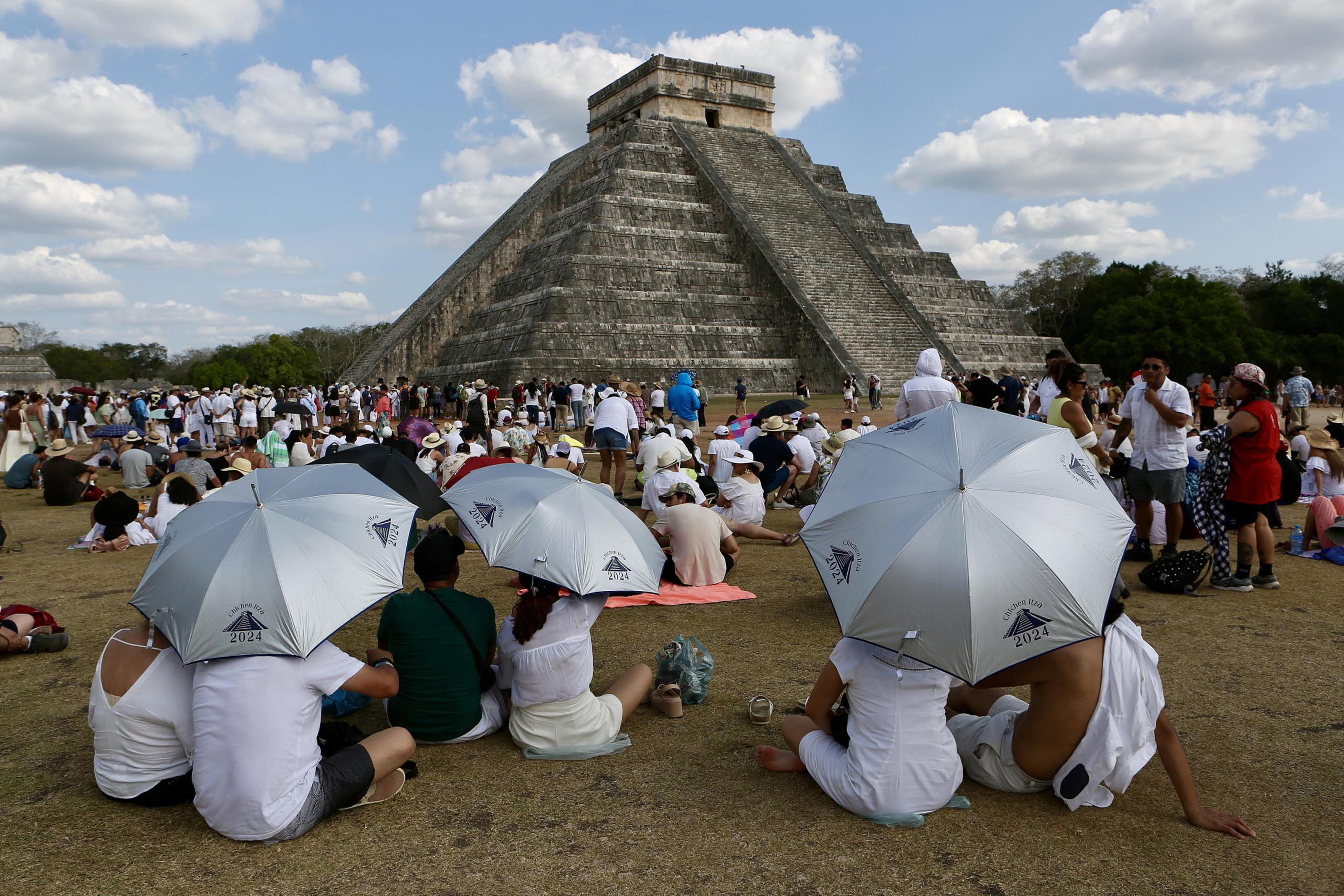 epa11235533 Tourists visit the Kukulcan pyramid in the archaeological zone of Chichen Itza in Merida, Yucatan, Mexico, 21 March 2024. More than 68,000 people visited different archaeological sites in Mexico on the occasion of the arrival of spring, with Chichen Itza, one of the wonders of the world, being the one with the greatest influx, the National Institute of Anthropology and History (INAH) reported.  EPA/Lorenzo Hernández
