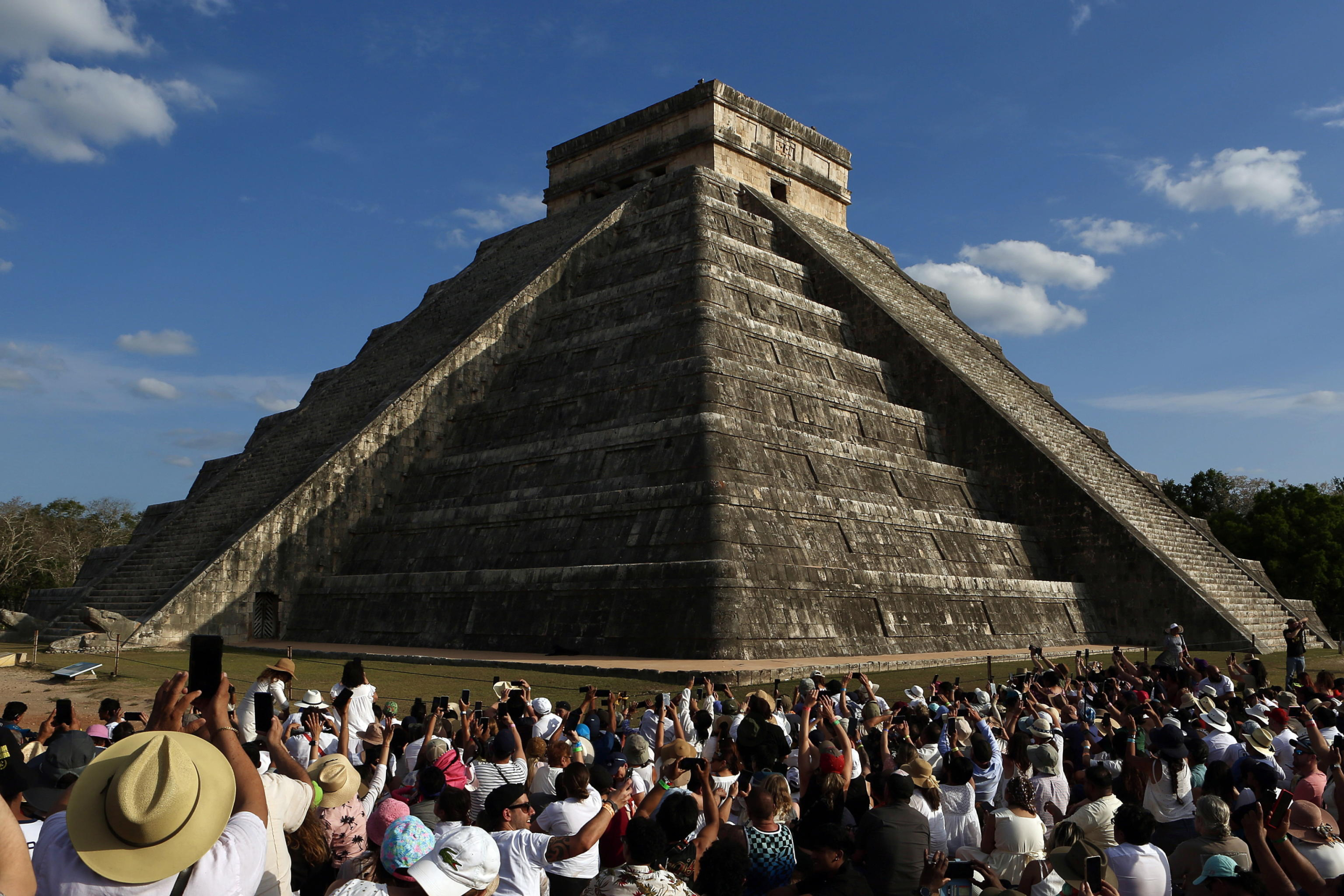 epa11235532 Tourists visit the Kukulcan pyramid in the archaeological zone of Chichen Itza in Merida, Yucatan, Mexico, 21 March 2024. More than 68,000 people visited different archaeological sites in Mexico on the occasion of the arrival of spring, with Chichen Itza, one of the wonders of the world, being the one with the greatest influx, the National Institute of Anthropology and History (INAH) reported.  EPA/Lorenzo Hernández