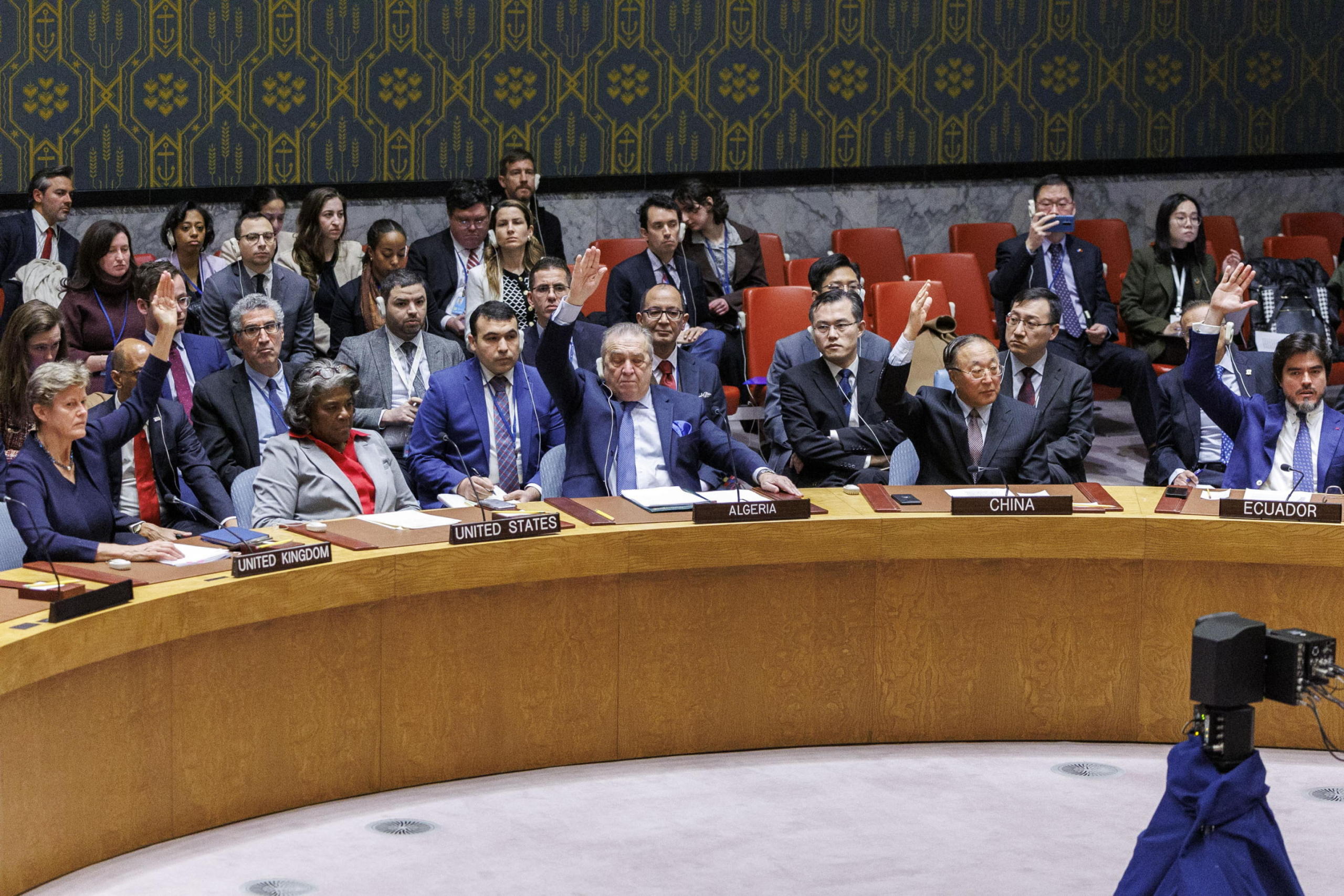 Gli ambasciatori, tranne Linda Thomas-Greenfield degli Stati Uniti alzano la mano per votare in favore della risoluzione di un cessate il fuoco immediato a Gaza, New York, USA, 25 marzo 2024.  ANSA/SARAH YENESEL