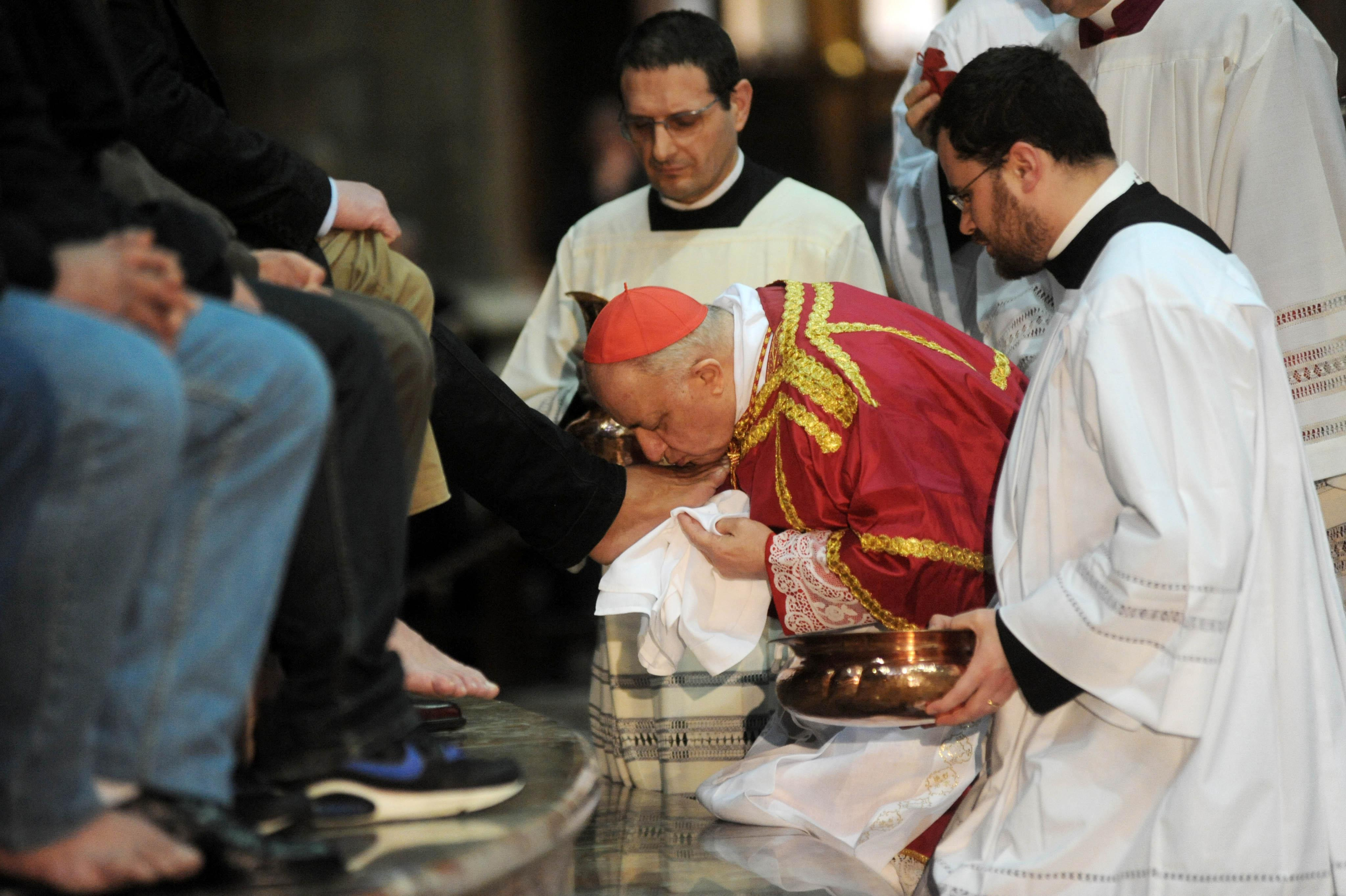 20100401 - MILANO - REL - PASQUA: DISOCCUPATI E CASSAINTEGRATI IN RITO LAVANDA DEI PIEDI DEL CARDINALE TETTAMANZI. L'Arcivescovo di Milano, cardinal Dionigi Tettamanzi, durante il rito della Lavanda dei piedi, riservato quest'anno a 13 persone colpite dagli effetti della crisi (4 disoccupati, 4 cassaintegrati e in mobilita' e 5 precari), durante la celebrazione nella cattedrale di Milano questo pomeriggio 01 aprile 2010.  ANSA/MILO SCIAKY/DRN