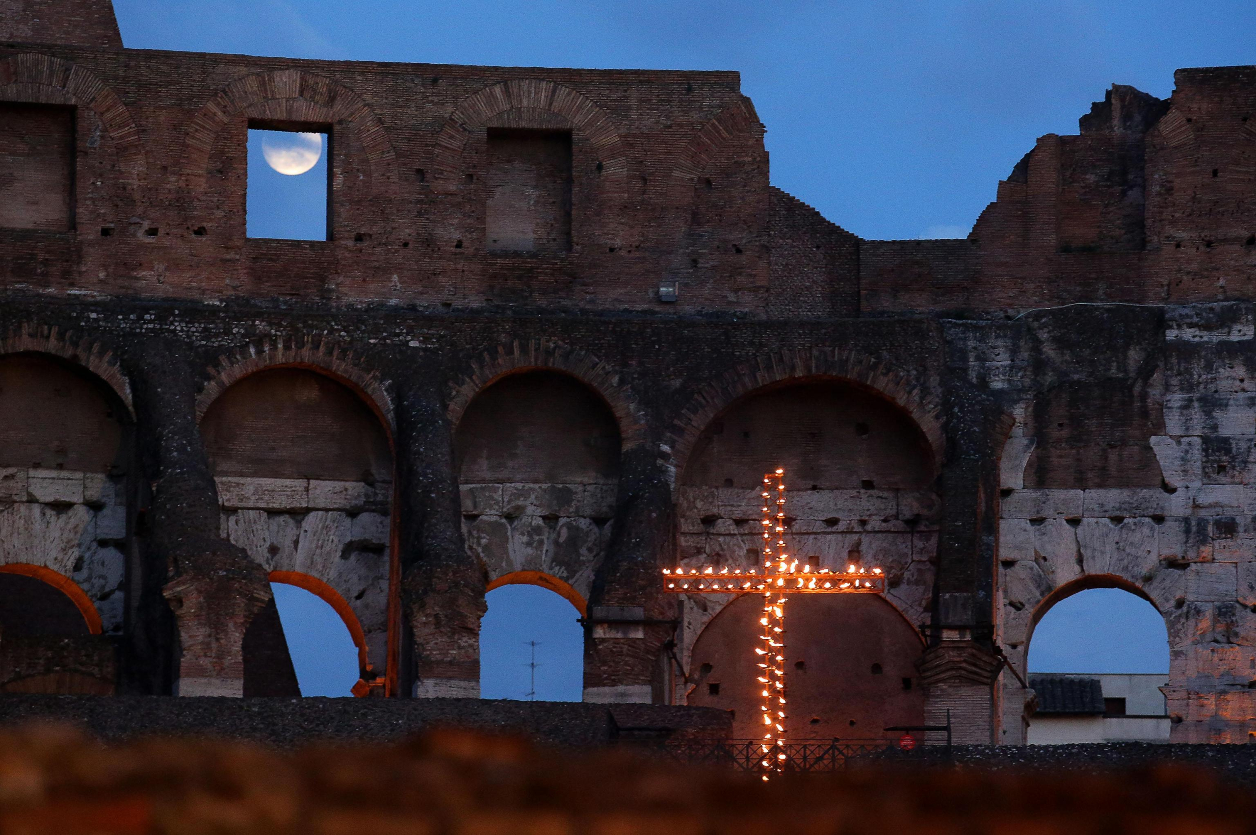 La luna piena e la croce accesa all'interno del Colosseo in occasione della Via Crucis, Roma, 3 aprile 2015.
ANSA/ALESSANDRO DI MEO