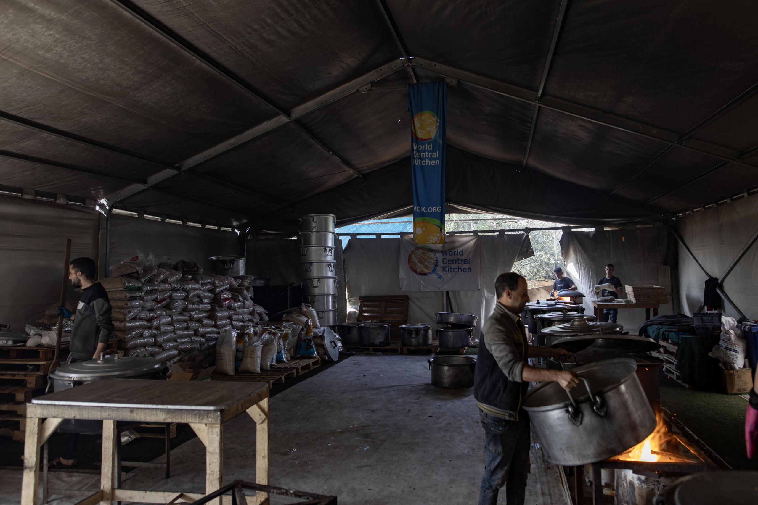 Volontari in una delle cucine della World Central Kitchen (WCK) nel campo di Rafah, 18 marzo.  ANSA/HAITHAMI IMAD
