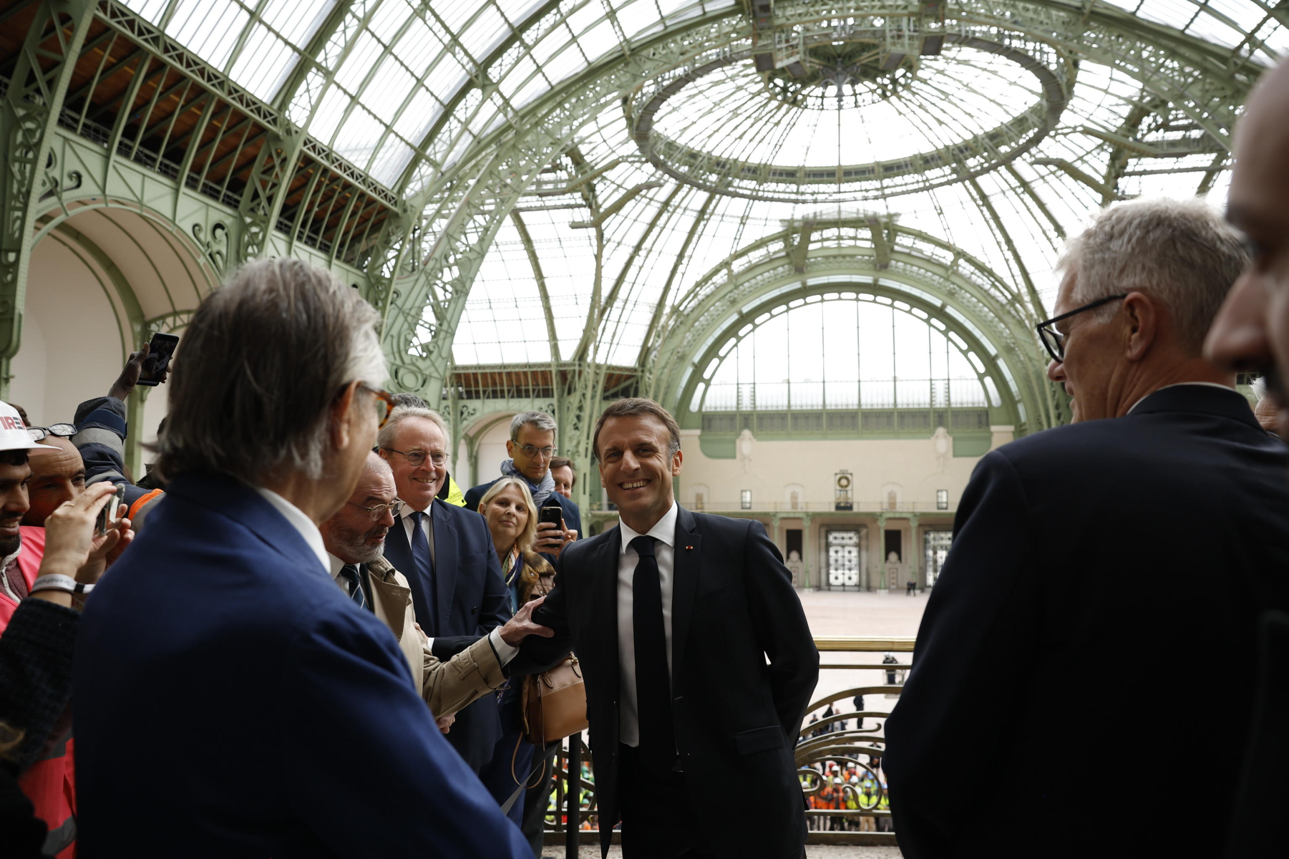 Il presidente francese Macron visita la sede del Grand Palais per i Giochi Olimpici di Parigi 2024. (Foto Ansa, EPA/YOAN VALAT / POOL)