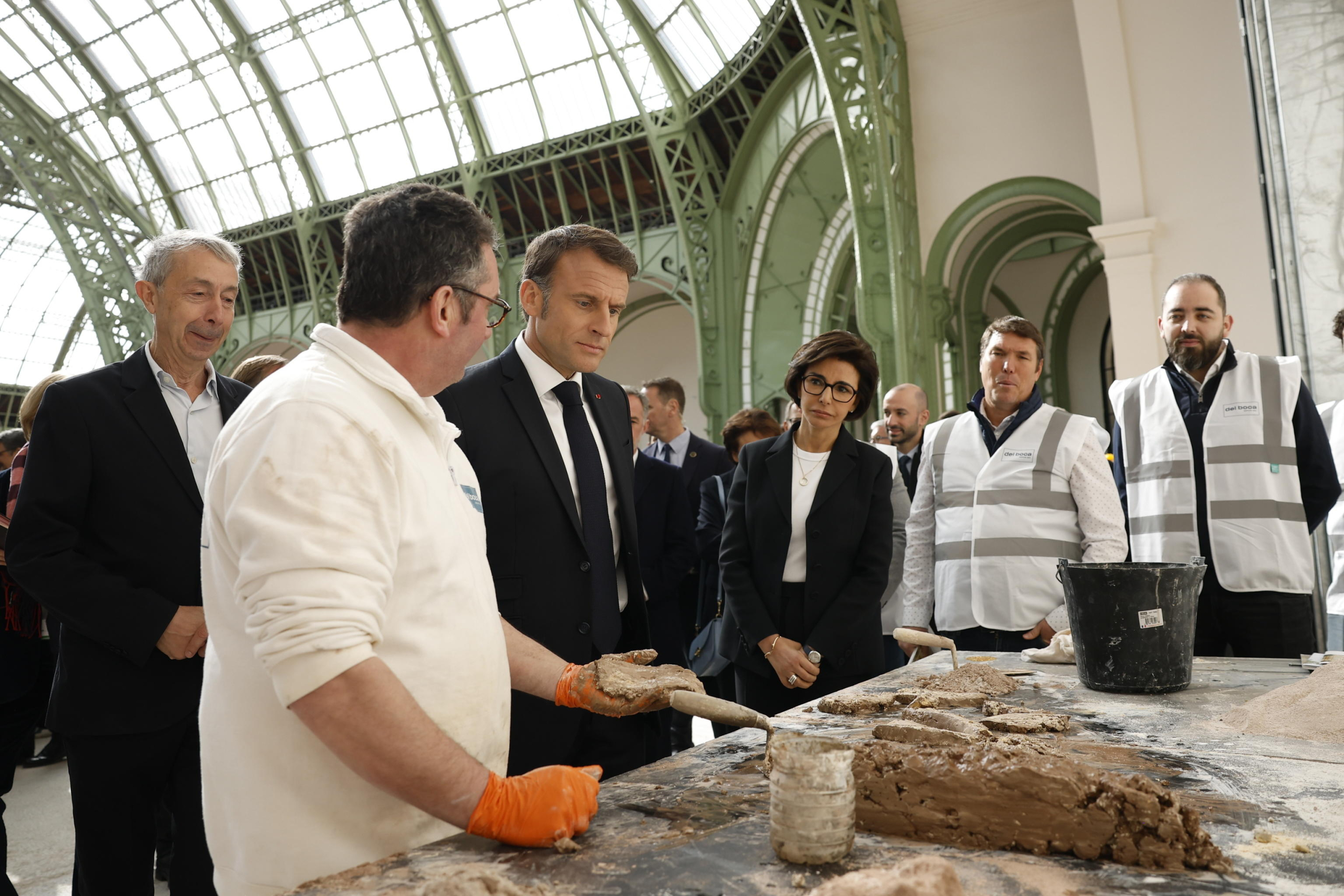 Il presidente francese Macron visita la sede del Grand Palais per i Giochi Olimpici di Parigi 2024. (Foto Ansa, EPA/YOAN VALAT / POOL)