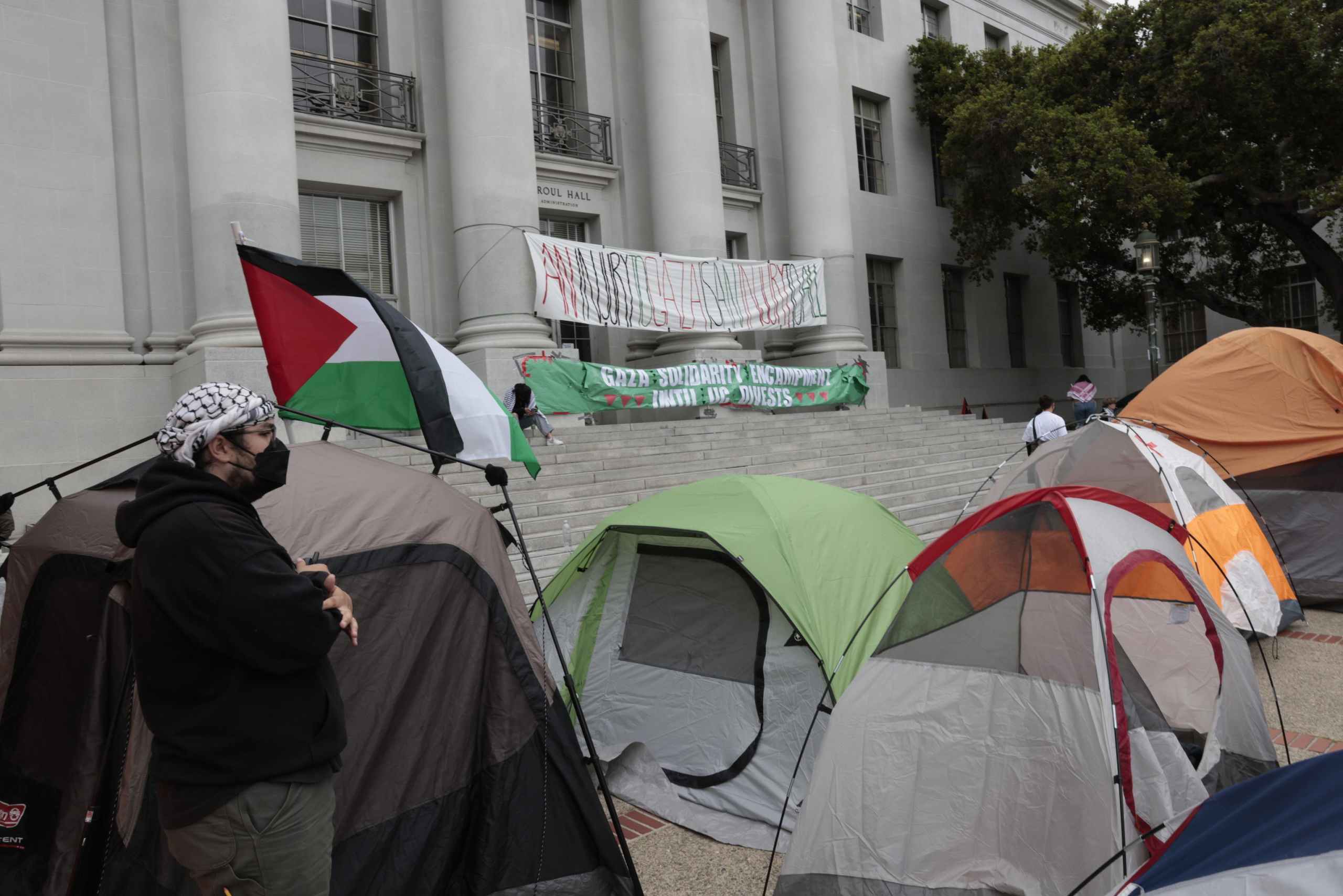 epa11296682 Students at the University of California Berkeley (UC Berkeley) occupy an encampment of tents in front of Sproul Hall, the campus administration building, as they protest UC Berkeleys investment ties to Israel in Berkeley, California, USA, 23 April 2024. More than 34,000 Palestinians and over 1,450 Israelis have been killed, according to the Palestinian Health Ministry and the Israel Defense Forces (IDF), since Hamas militants launched an attack against Israel from the Gaza Strip on 07 October 2023, and the Israeli operations in Gaza and the West Bank which followed it.  EPA/JOHN G. MABANGLO