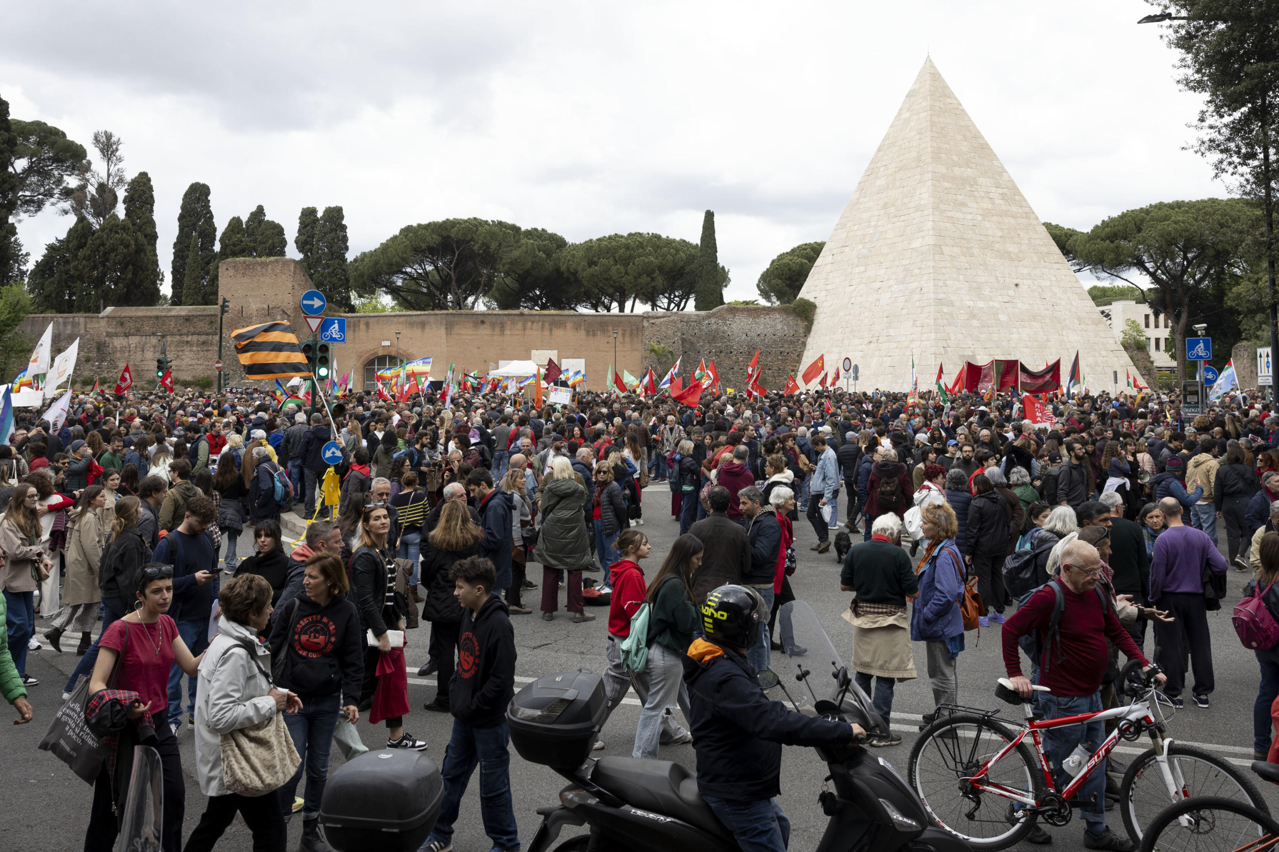 Manifestazione A.N.P.I per la festa di liberazione. Roma 25 aprile 2024. ANSA/MASSIMO PERCOSSI