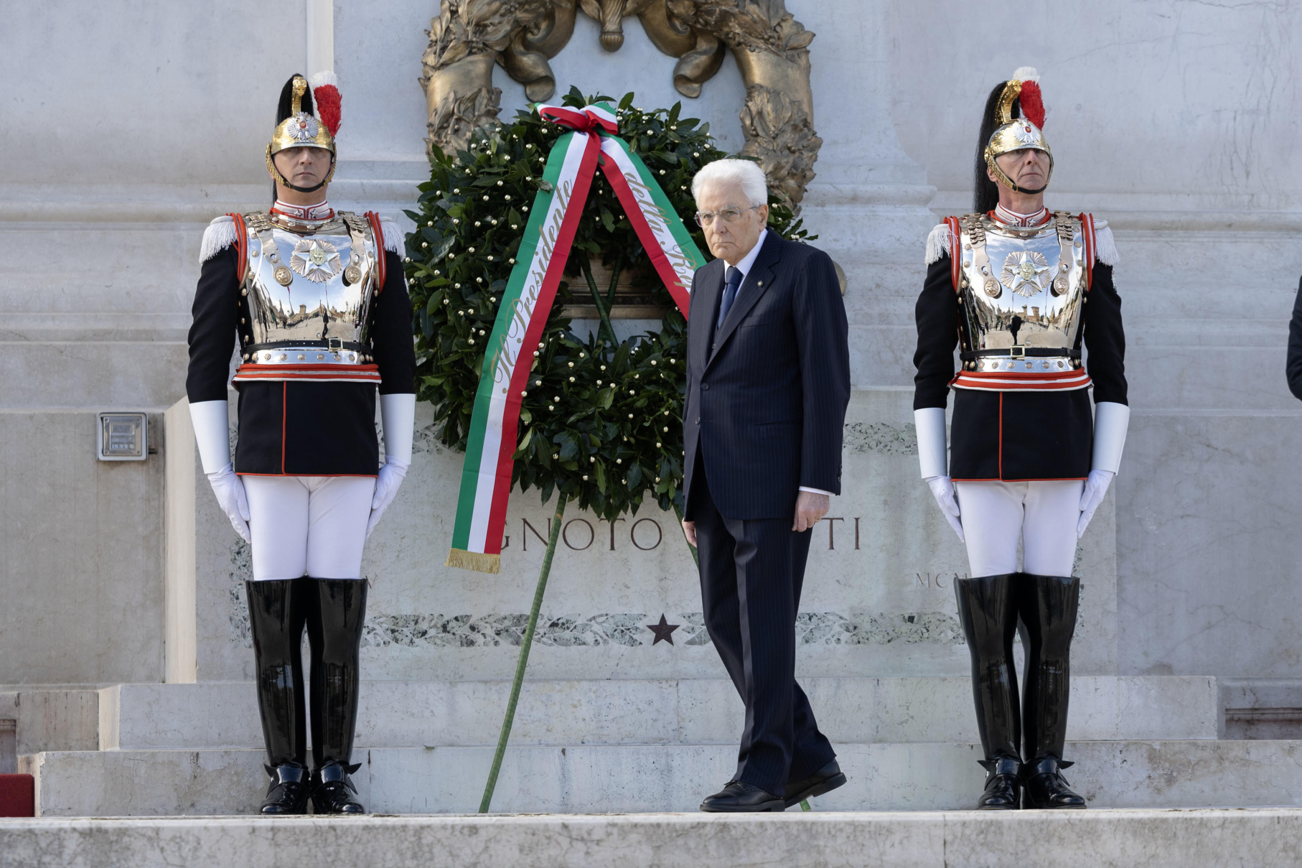 Il Presidente della Repubblica Sergio Mattarella depone una corona d'alloro sulla Tomba del Milite Ignoto, Roma, 25 aprile 2024.
ANSA/ UFFICIO STAMPA QUIRINALE/ FRANCESCO AMMENDOLA