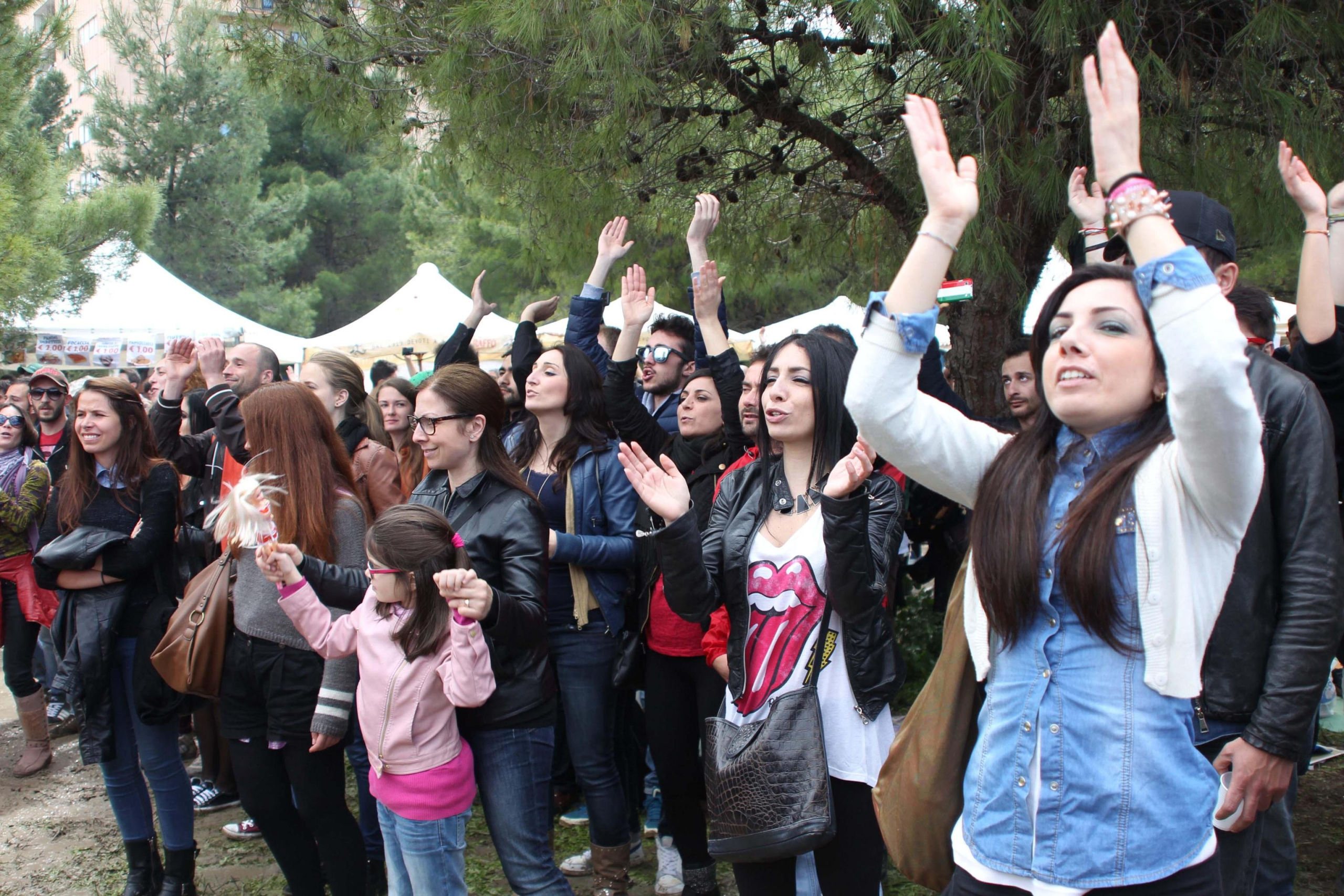 Un momento del concerto del primo maggio organizzato dal Comitato Cittadini e Lavoratori Liberi e Pensanti al Parco Archeologico delle Mura Greche di Taranto, 1 maggio 2014. ANSA/ RENATO INGENITO
