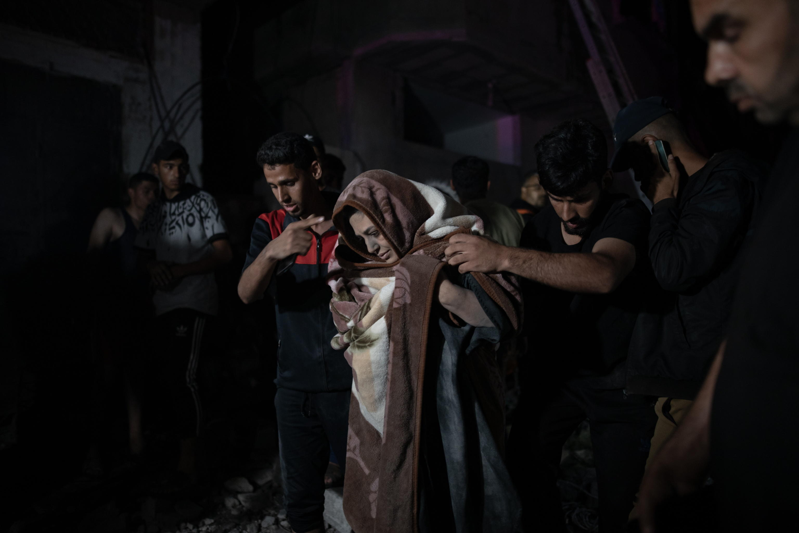Operazione di soccorso dopo l'attacco aereo israeliano nel campo profughi di Rafah. (Foto Ansa EPA/HAITHAM IMAD)