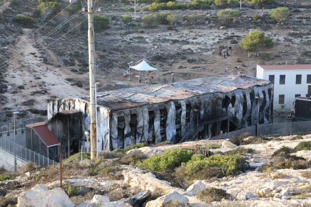 Lampedusa Centro d'accoglienza in fiamme
