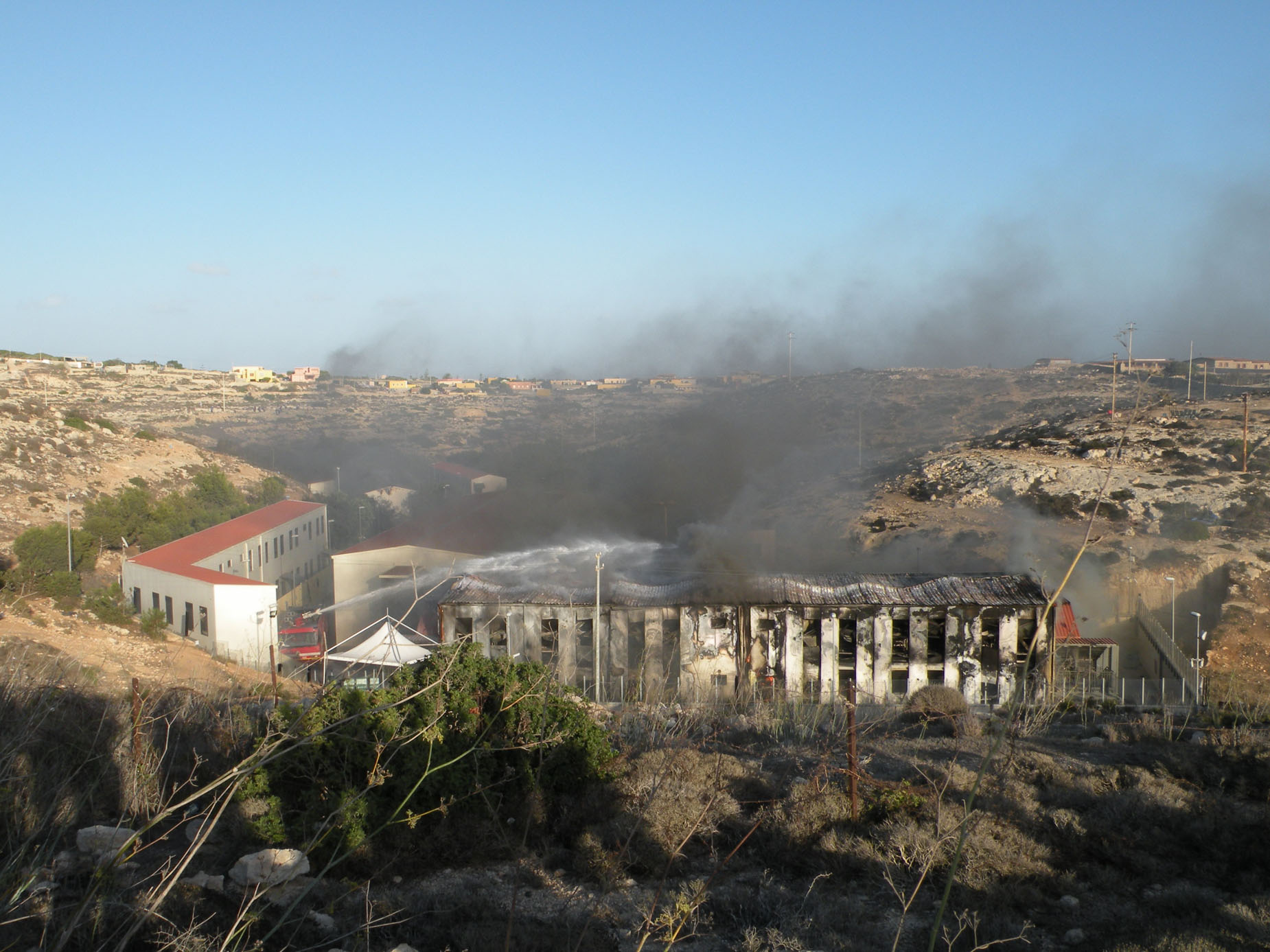 Lampedusa Centro d'accoglienza in fiamme