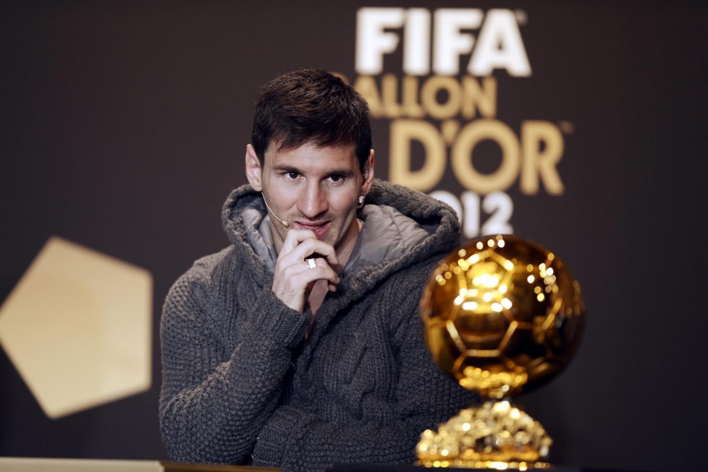 Messi guarda il Pallone d'oro