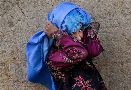 Una ragazzina col burqa in Afghanistan