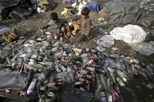 Ragazzini raccolgono bottiglie usate in India