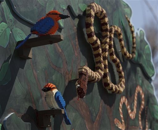 Serpente e uccelli fatti con i Lego a Salt Lake City