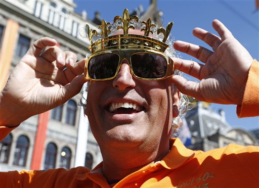 Festeggiamenti per il nuovo re per le vie di Amsterdam