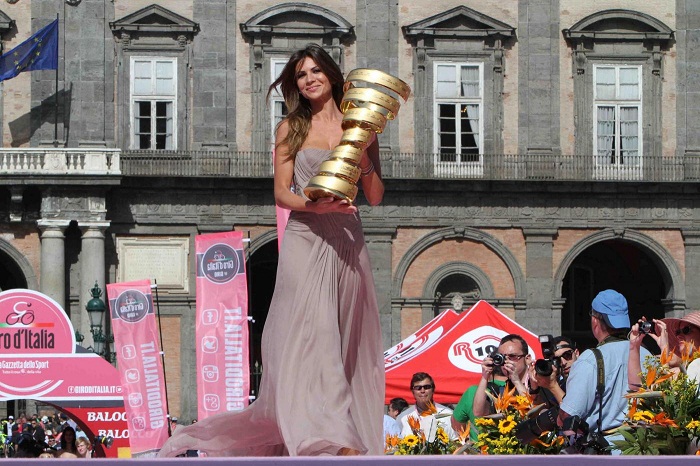 Presentazione Giro d'Italia a Napoli 2013 Alessia Ventura con la coppa