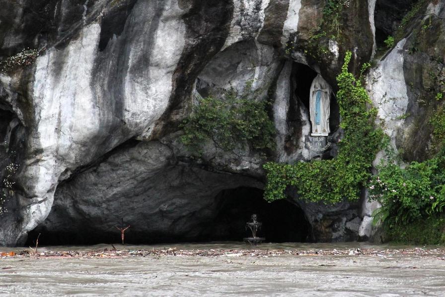 Santuario di Lourdes allagato ed evacuato