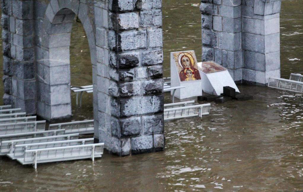 Santuario di Lourdes allagato ed evacuato