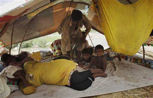 Una famiglia di gitani riposa in tenda in Pakistan.