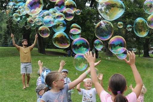 Bambini giocano con le bolle in Polonia