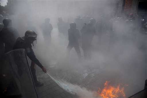 La polizia in assetto antisommossa ferma i dimostranti contro il governo messicano