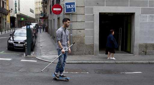 Giovane sullo skateboard in Spagna