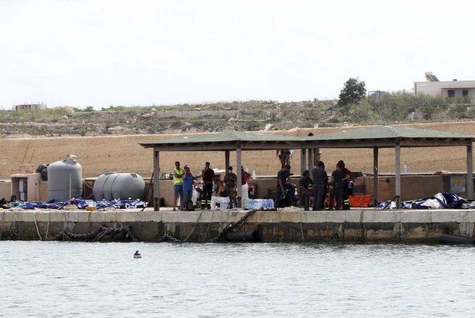 Soccorritori aiutano i naufraghi a Lampedusa