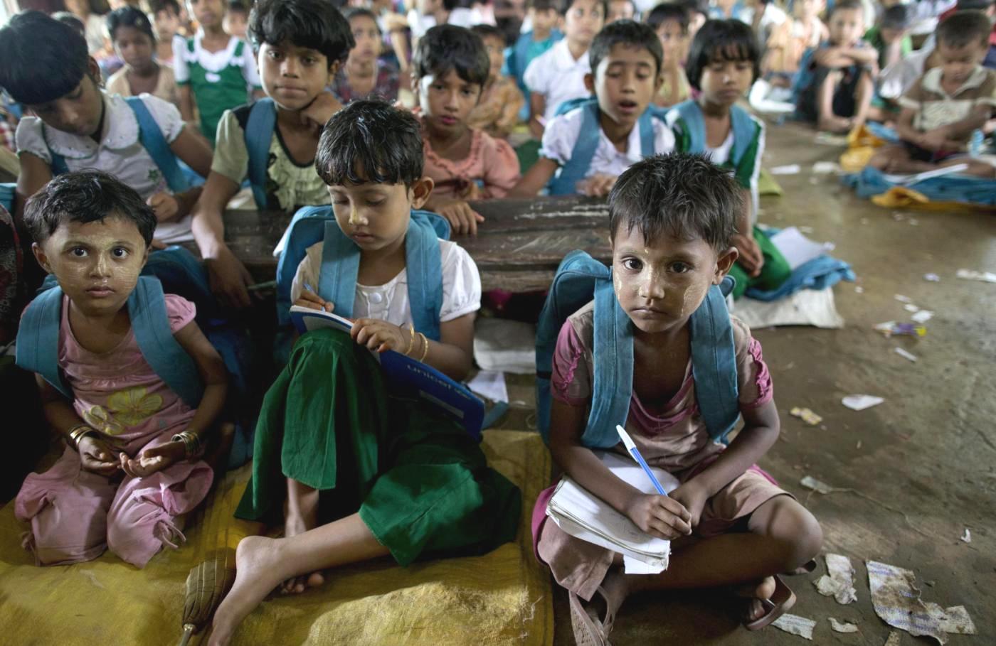 Bambini a scuola in Birmania
